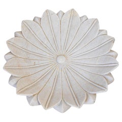 Grande fleur de lotus ouverte en marbre blanc sculptée à la main en Inde Raj Mughal