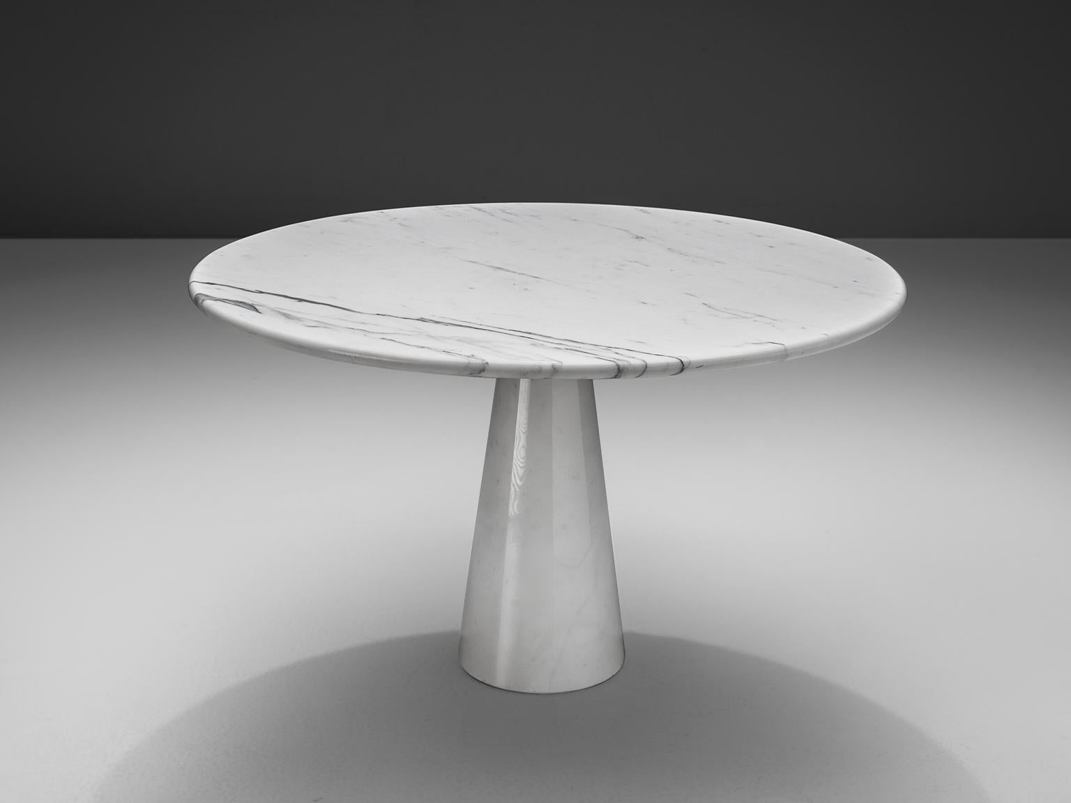 Runder Esstisch:: weißer Marmor:: Europa:: 1970er Jahre. 

Dieser runde Sockeltisch hat eine weiße runde Basis mit kegelförmiger Säule. Die runde Platte ist aus exquisitem weißem Marmor gefertigt. Eine große Harmonie entsteht durch die Verwendung