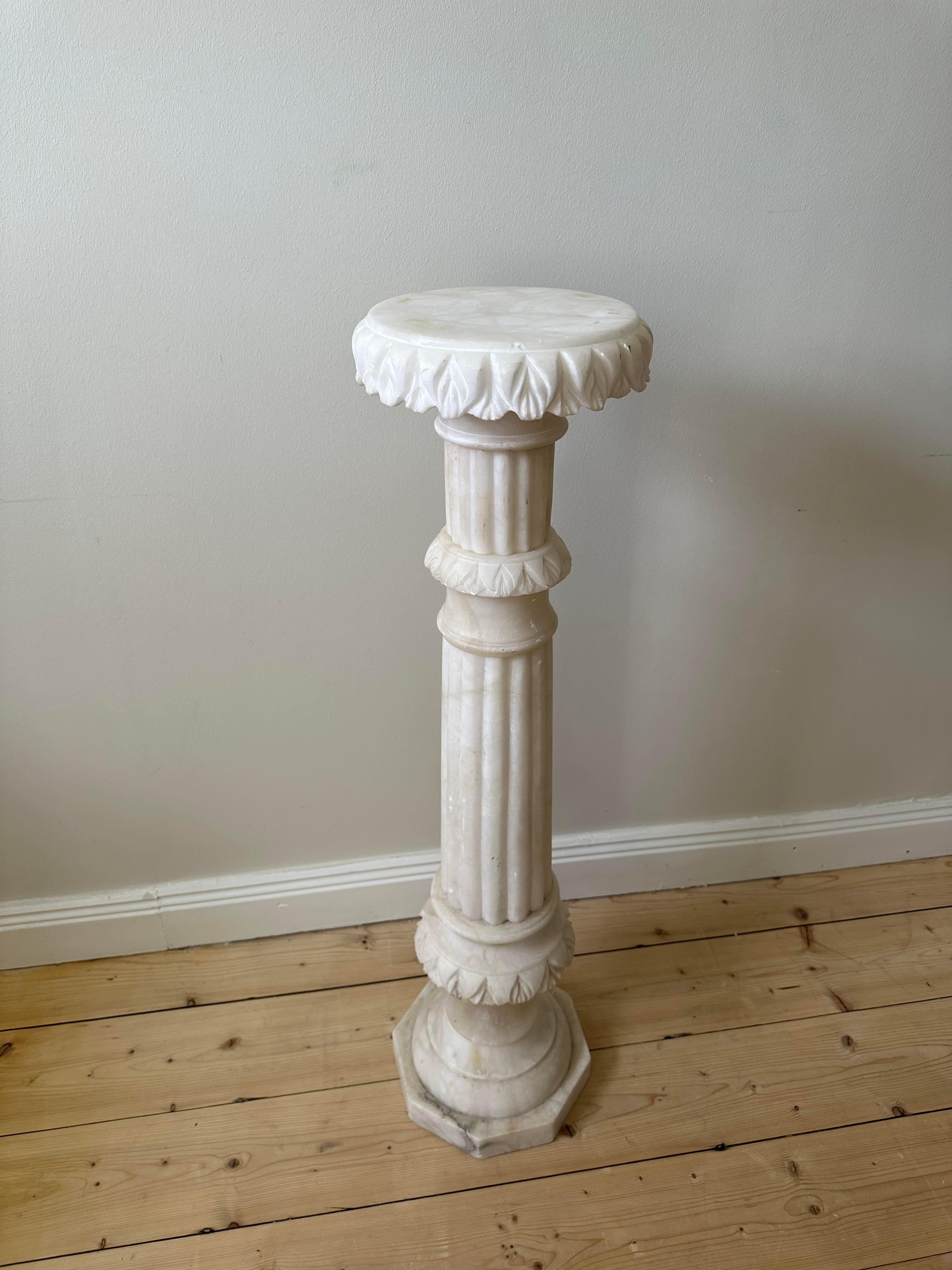 White marble pedestal  In Good Condition For Sale In Älvsjö, SE