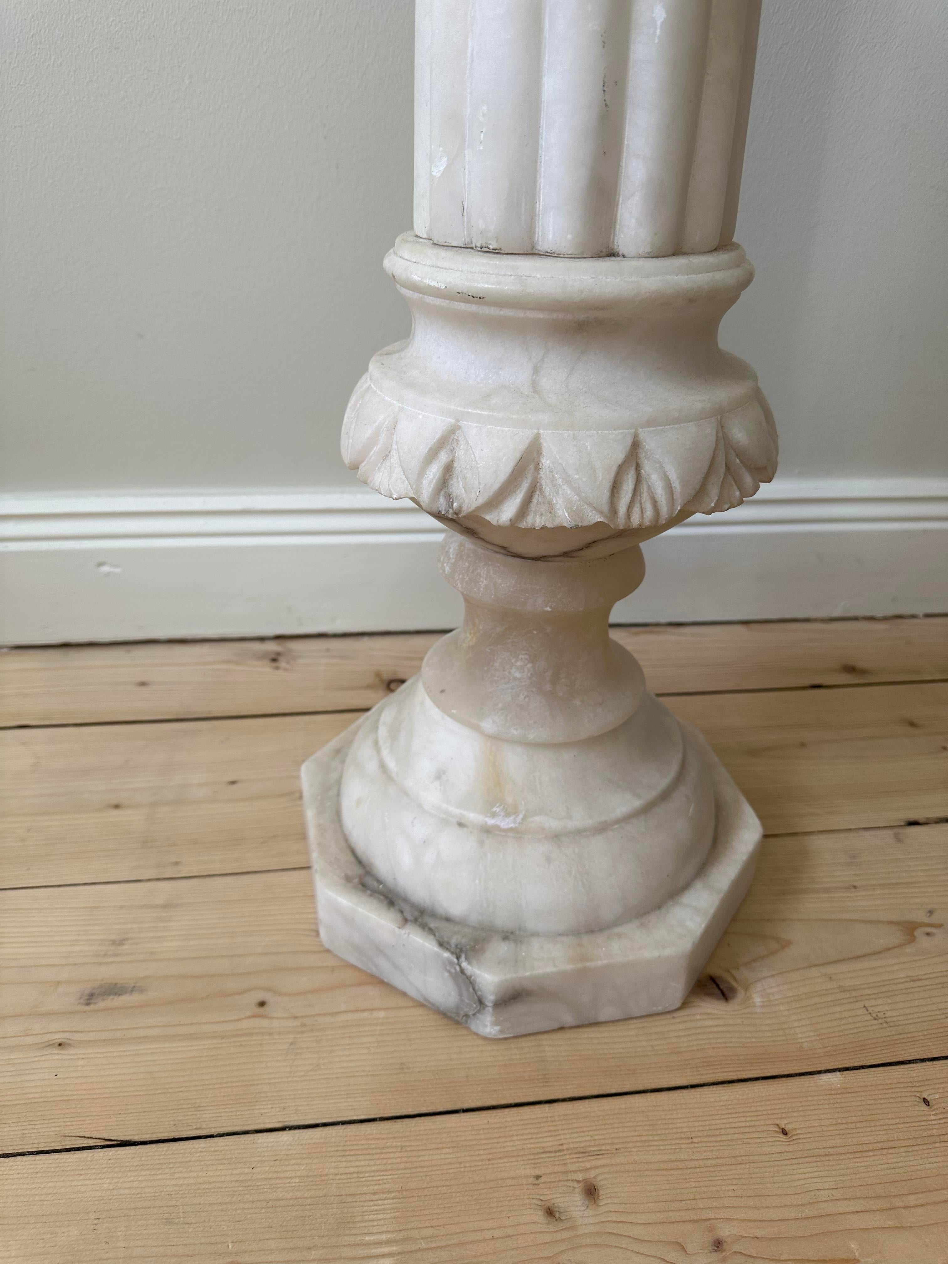 White marble pedestal  For Sale 2