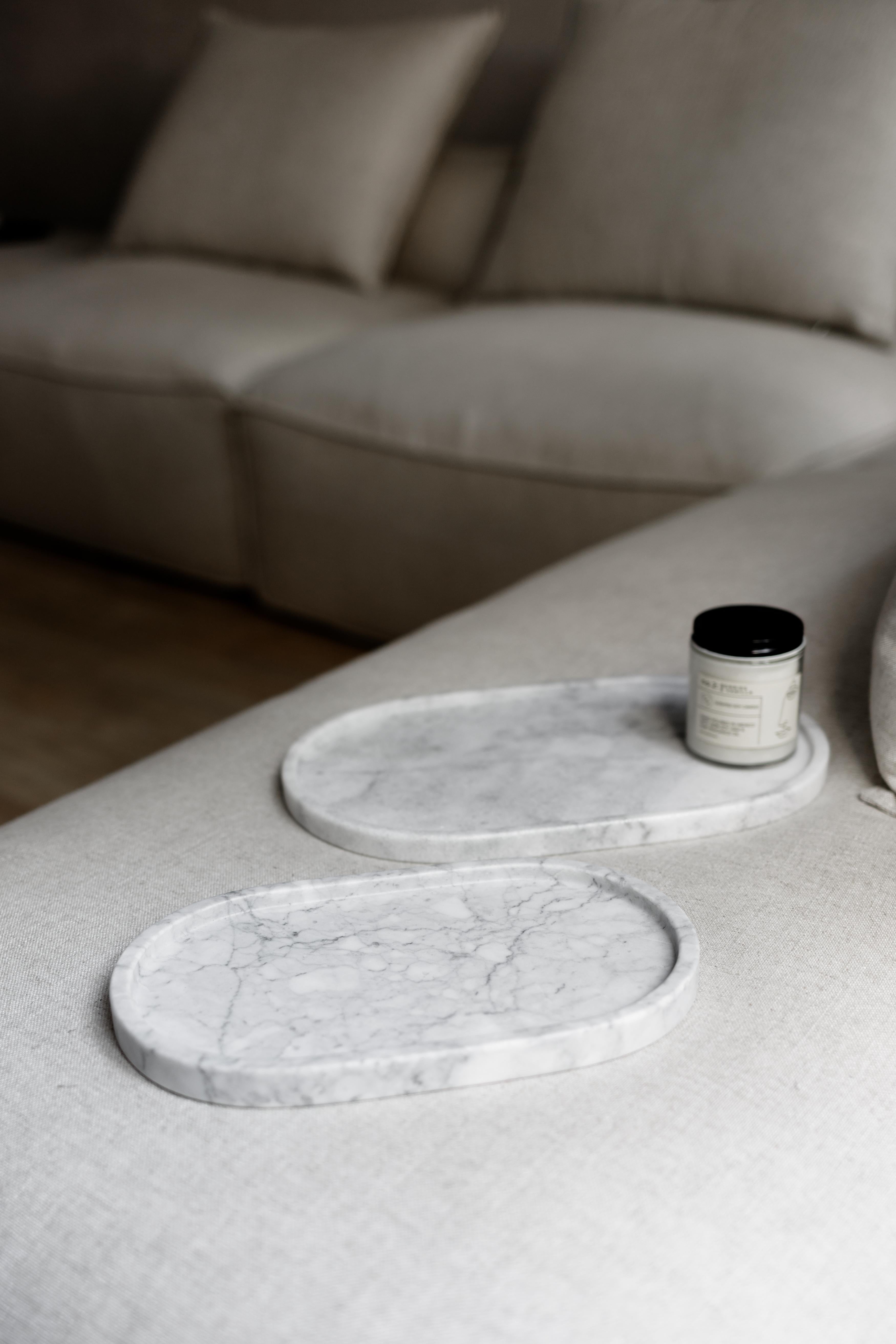 Piatti in marmo bianco Veneciano. Realizzato a mano in Messico da artigiani locali.   Dimensioni:  Piccolo: 22 P x 16 L x 2 H cm Grande: 26 P x 20 L x 2 H cm.  Tempi di produzione: 6-8 settimane per gli articoli senza marmo / 13-14 settimane per i