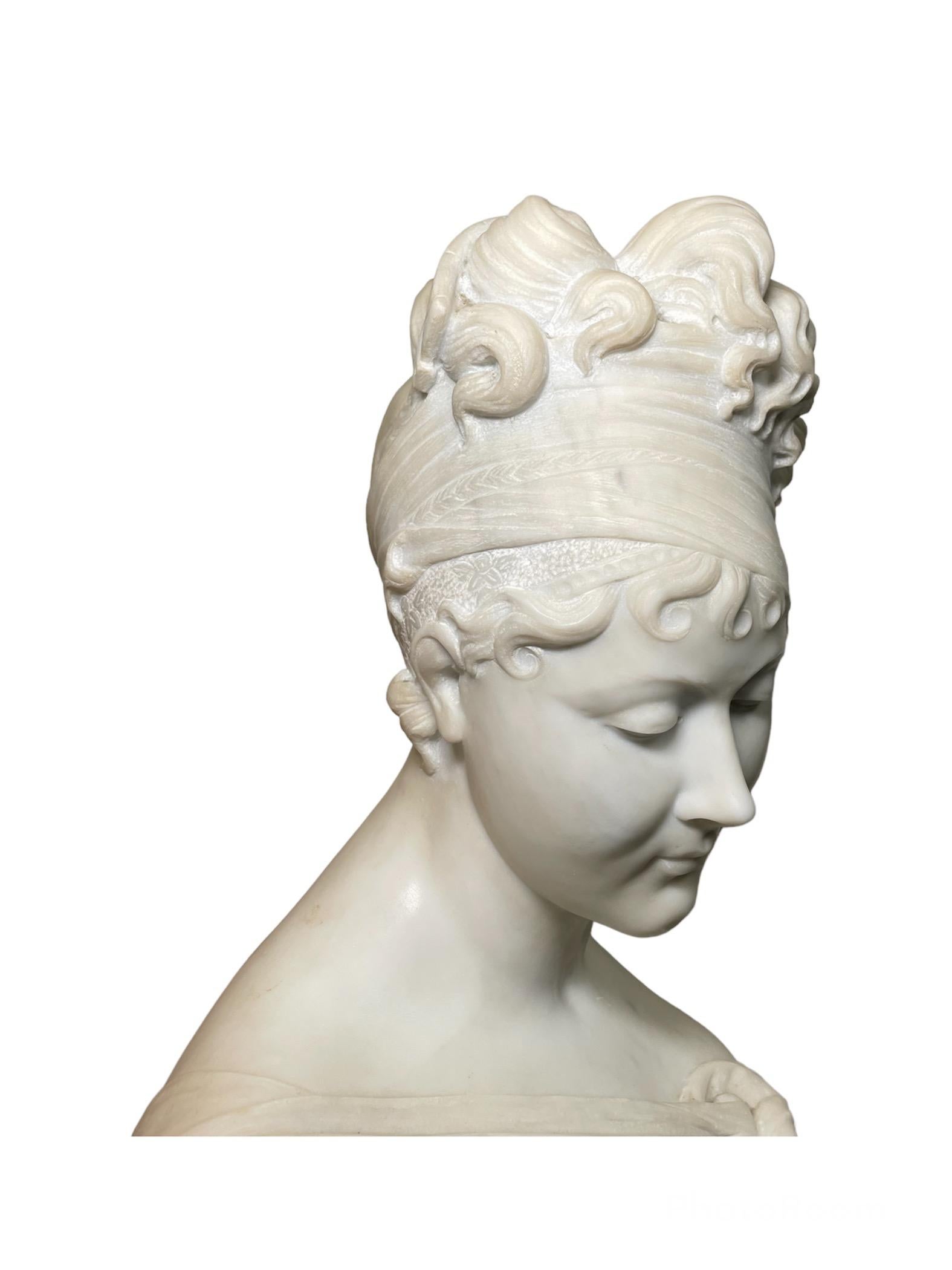 Sculpture/Buste de Madame Recamier en marbre blanc  en vente 3