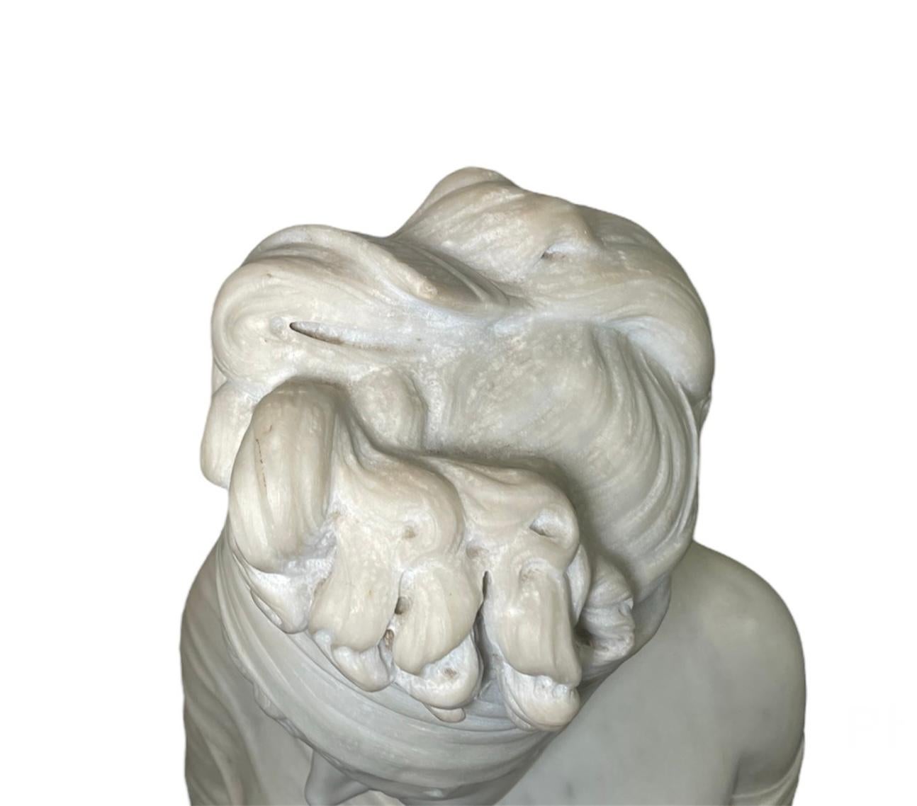 Sculpté à la main Sculpture/Buste de Madame Recamier en marbre blanc  en vente