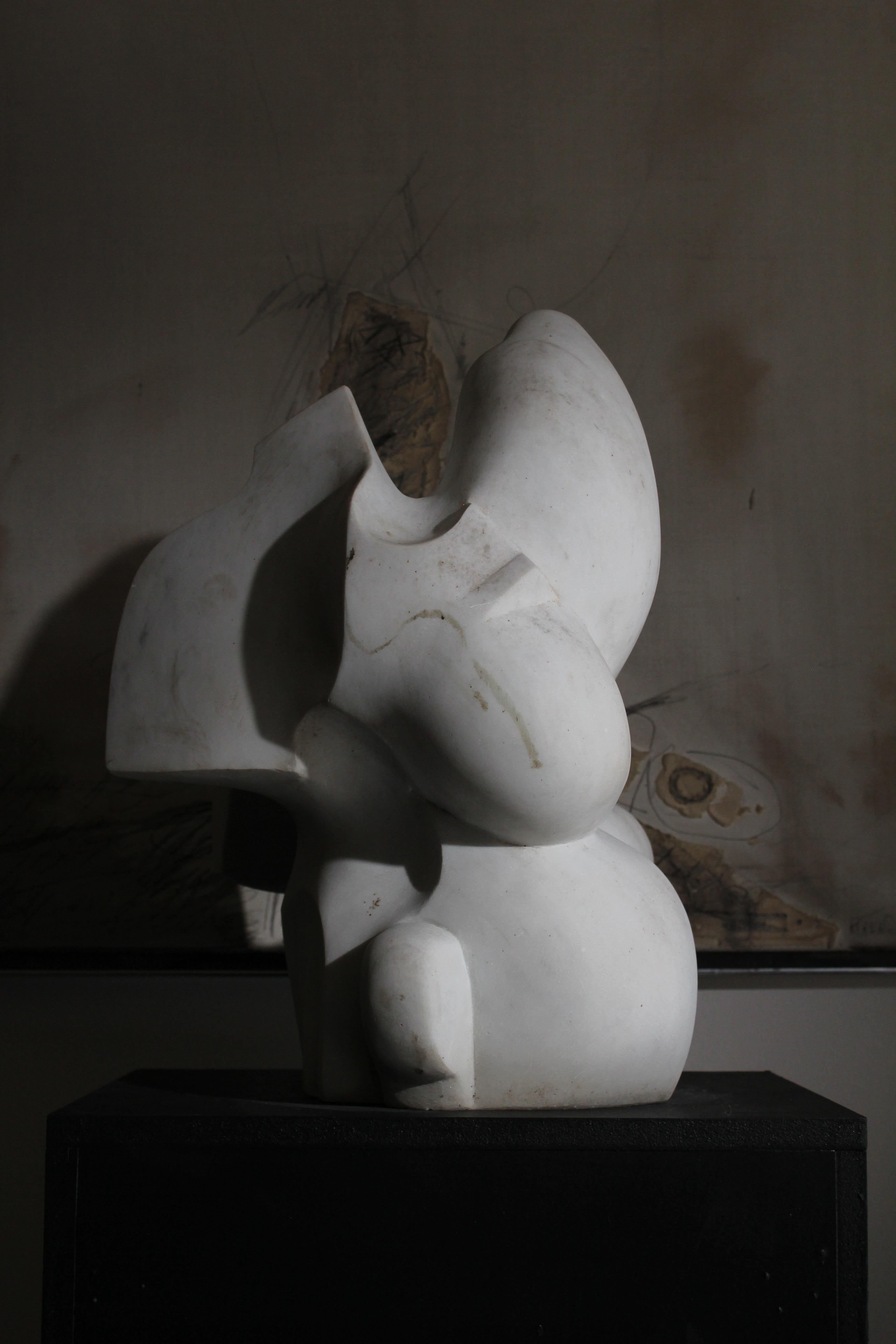 Skulptur aus weißem Carrara-Marmor des belgischen Bildhauers Pol Spilliaert (1935-2023). Titel des Werks 