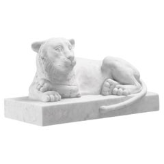 Weiße Marmorskulptur eines liegenden Löwen im alten Ägypten aus weißem Marmor.