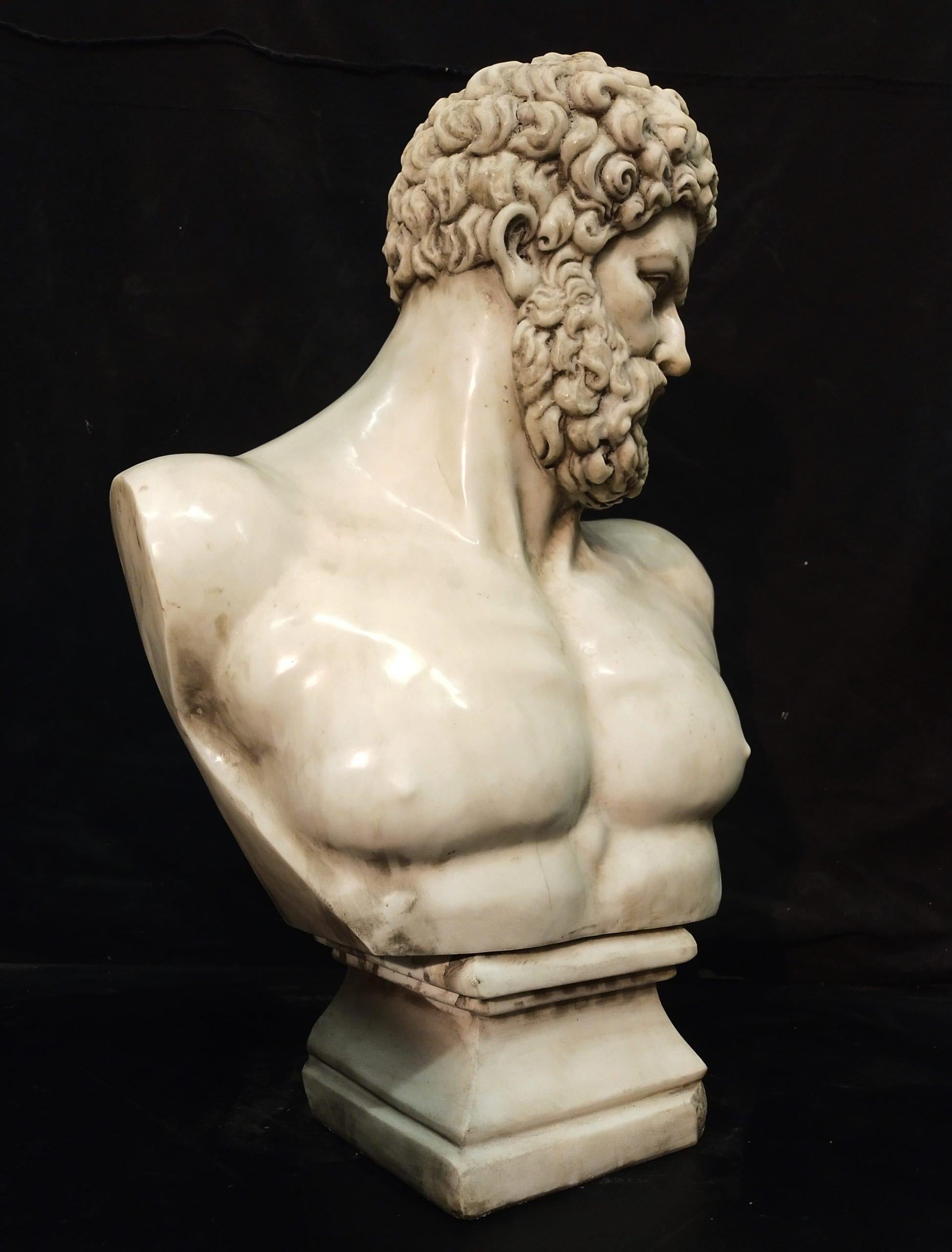 Italiano Scultura di Ercole in marmo bianco in vendita