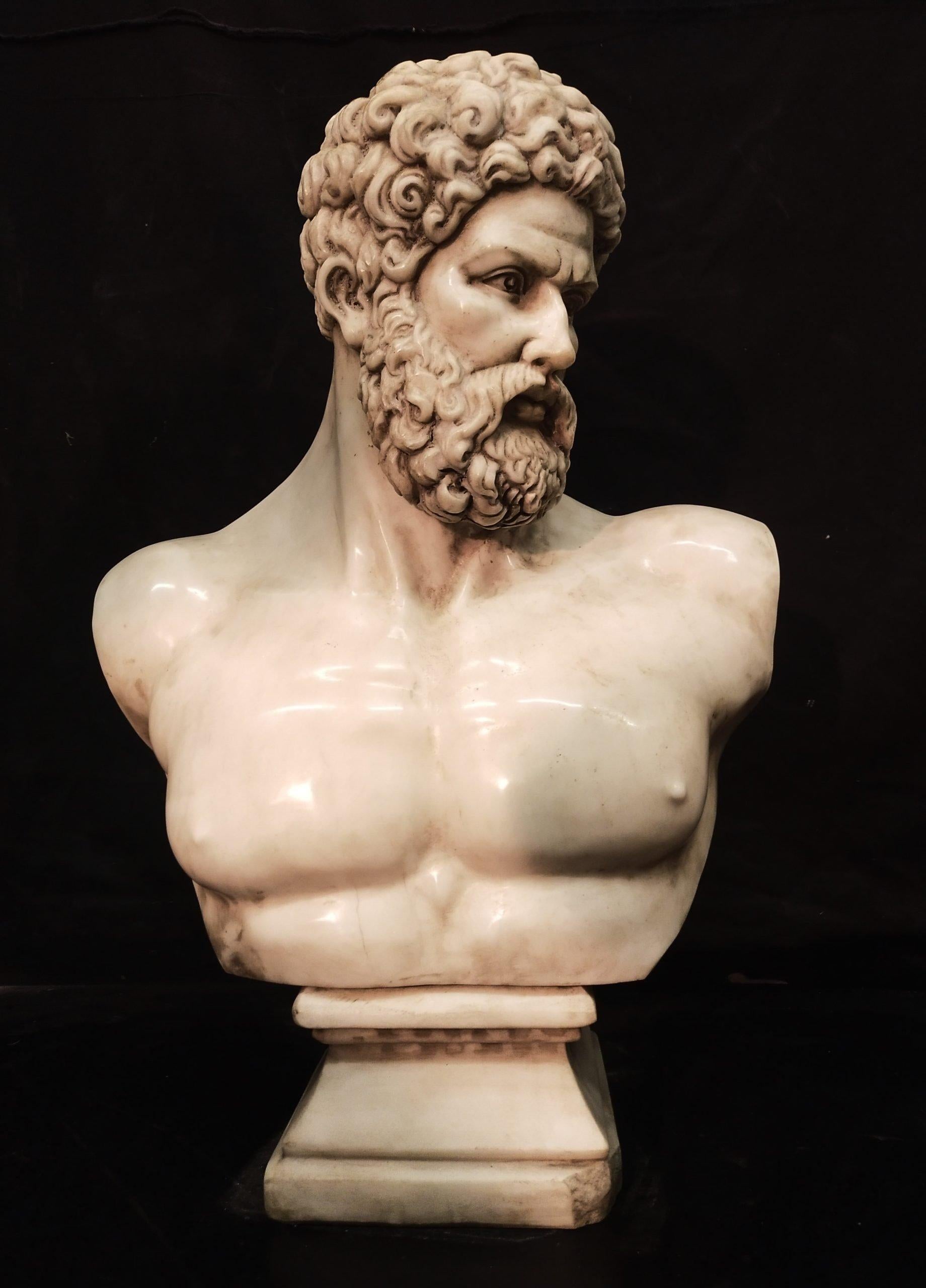 XX secolo Scultura di Ercole in marmo bianco in vendita