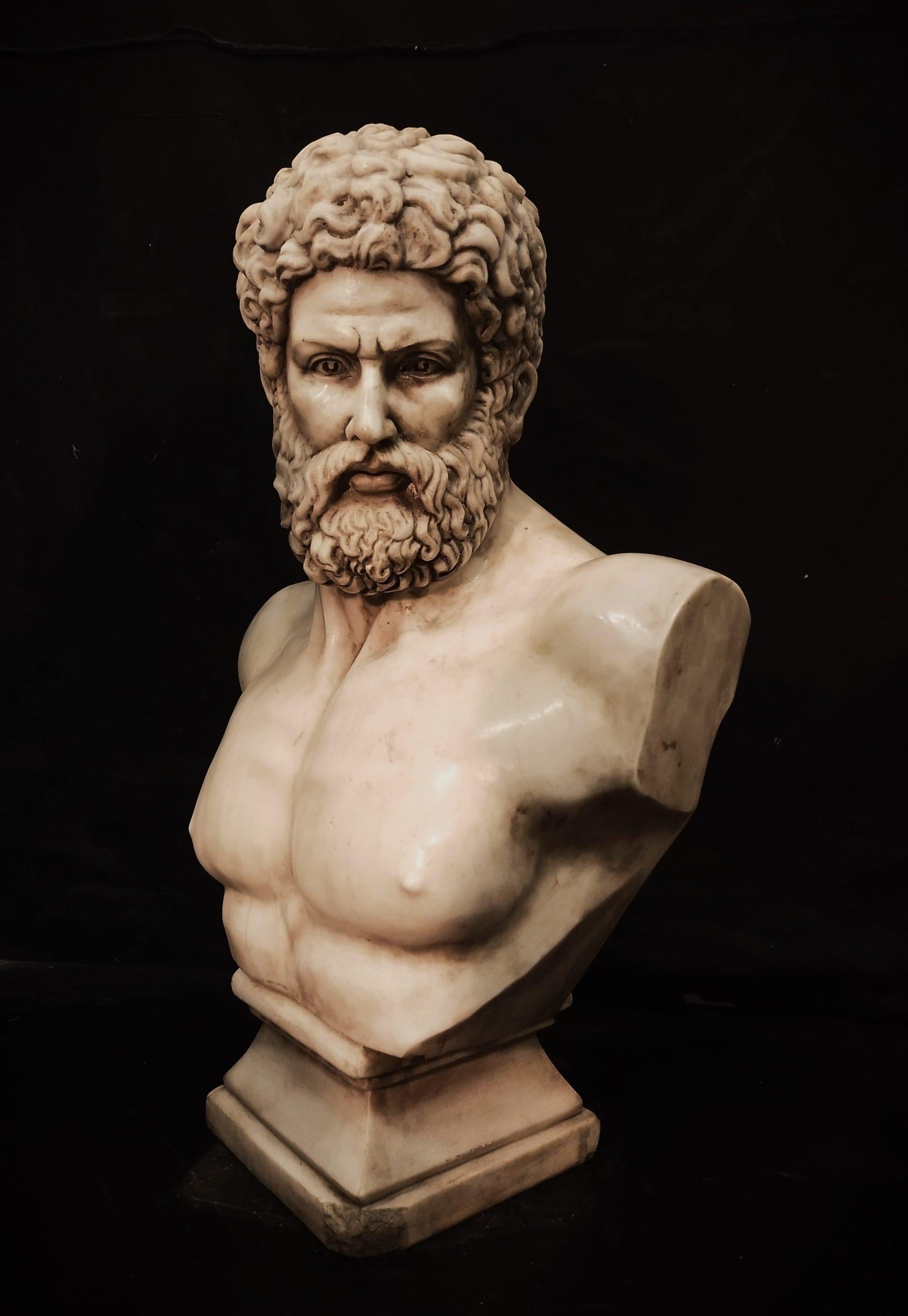 Marmo Scultura di Ercole in marmo bianco in vendita