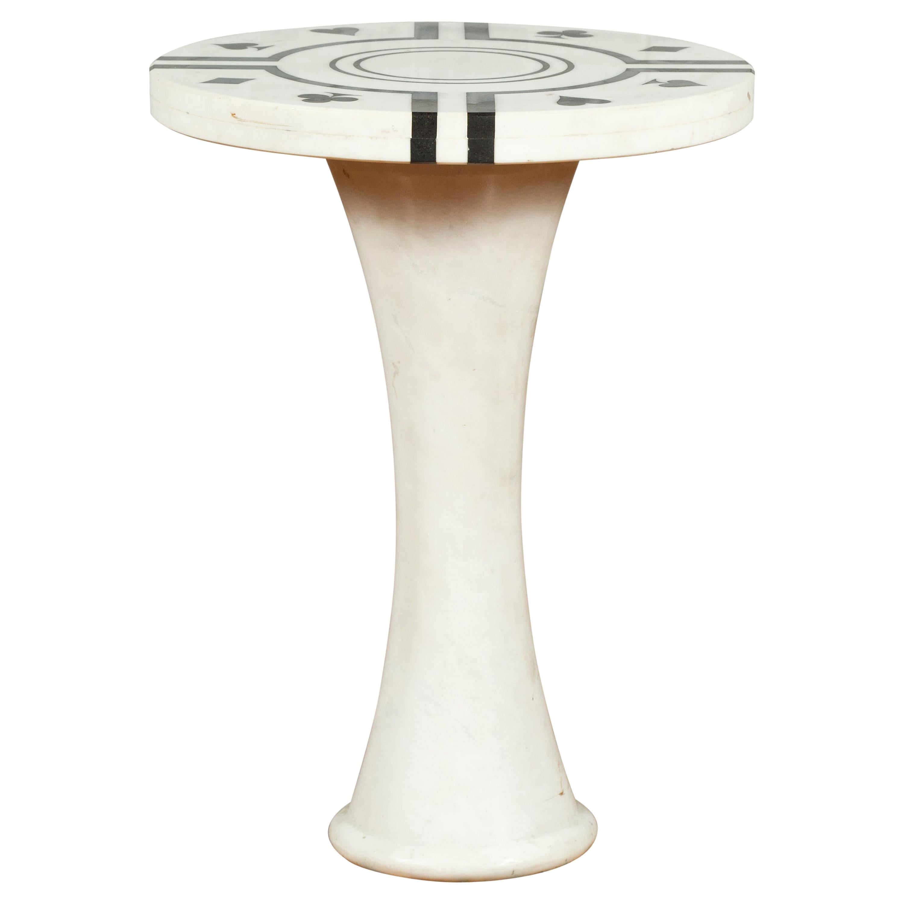 Table d'appoint en marbre blanc avec plateau rond à motif poker et base en forme de sablier sur piédestal