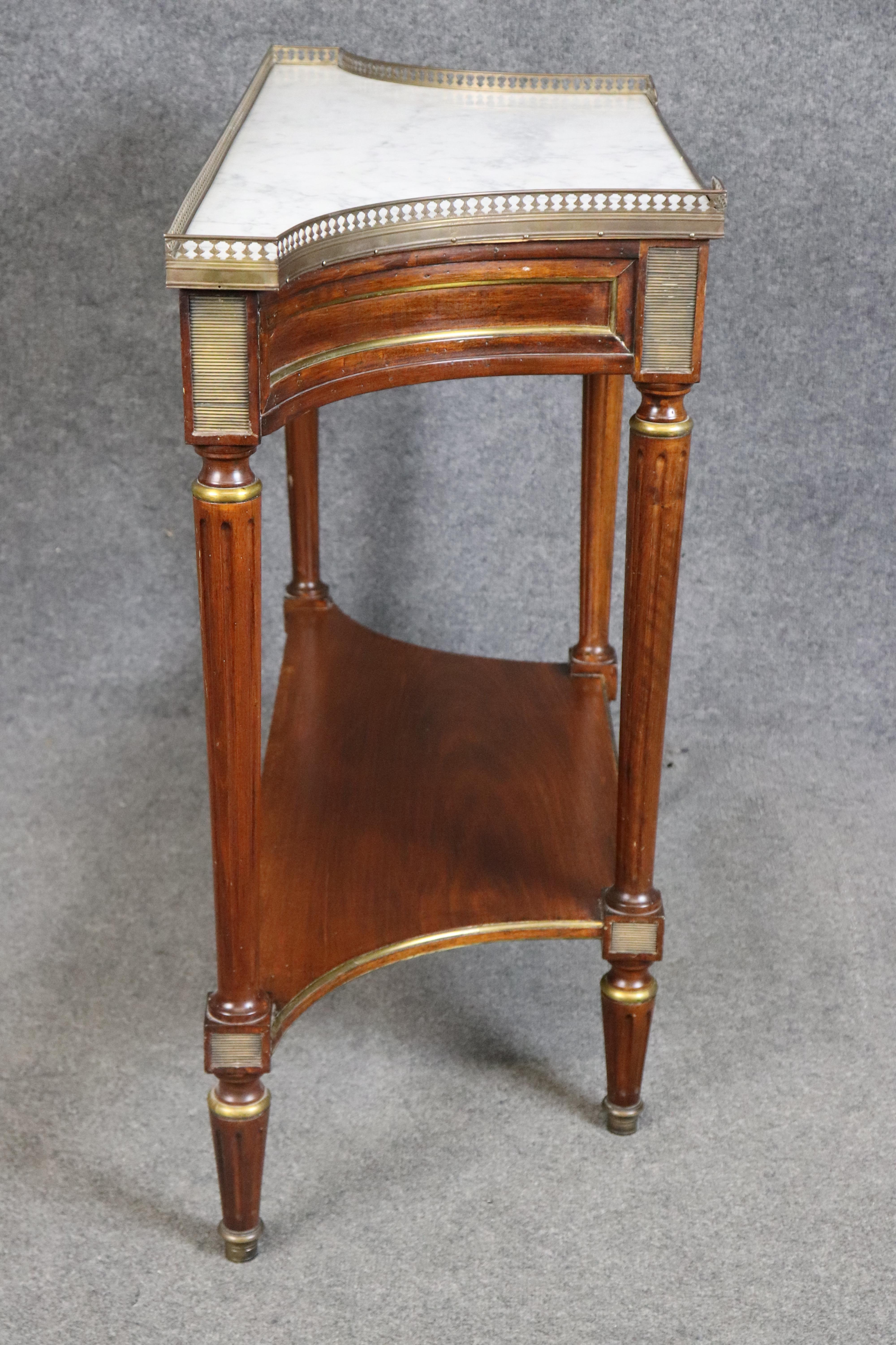 Consola de mármol blanco de tamaño pequeño de latón y nogal estilo Maison Jansen Italiano en venta