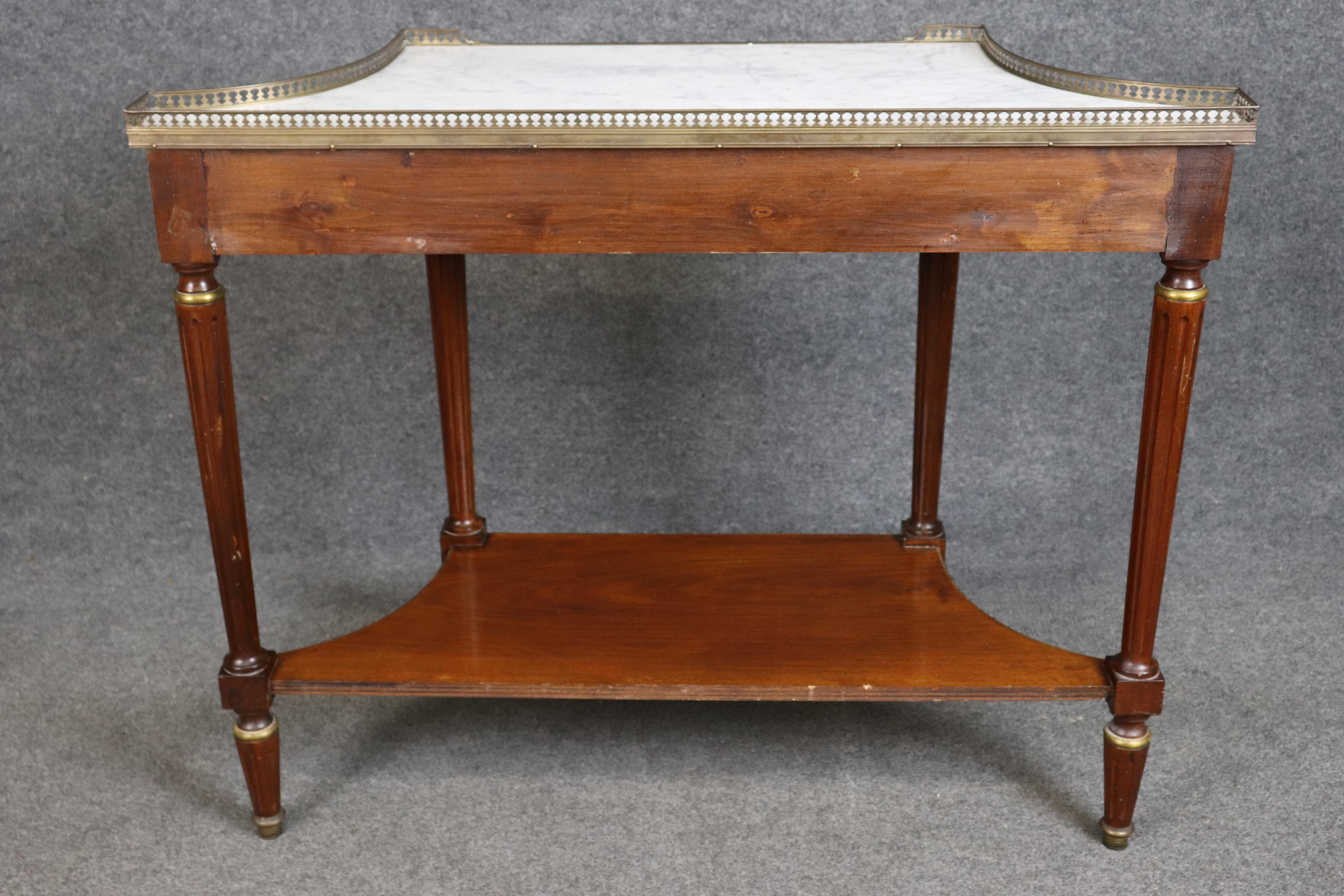 Consola de mármol blanco de tamaño pequeño de latón y nogal estilo Maison Jansen en Bueno estado para la venta en Swedesboro, NJ