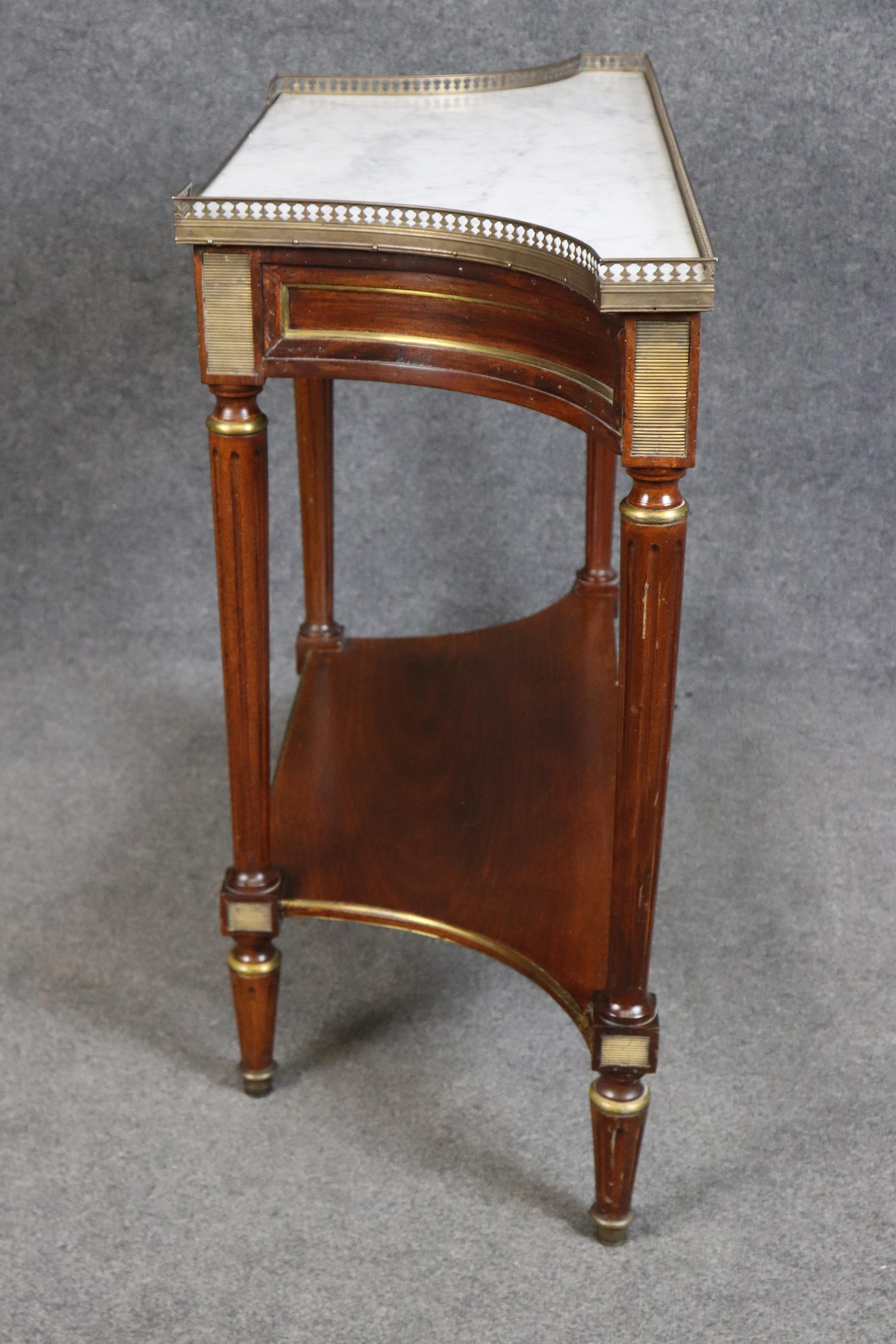 Consola de mármol blanco de tamaño pequeño de latón y nogal estilo Maison Jansen mediados del siglo XX en venta