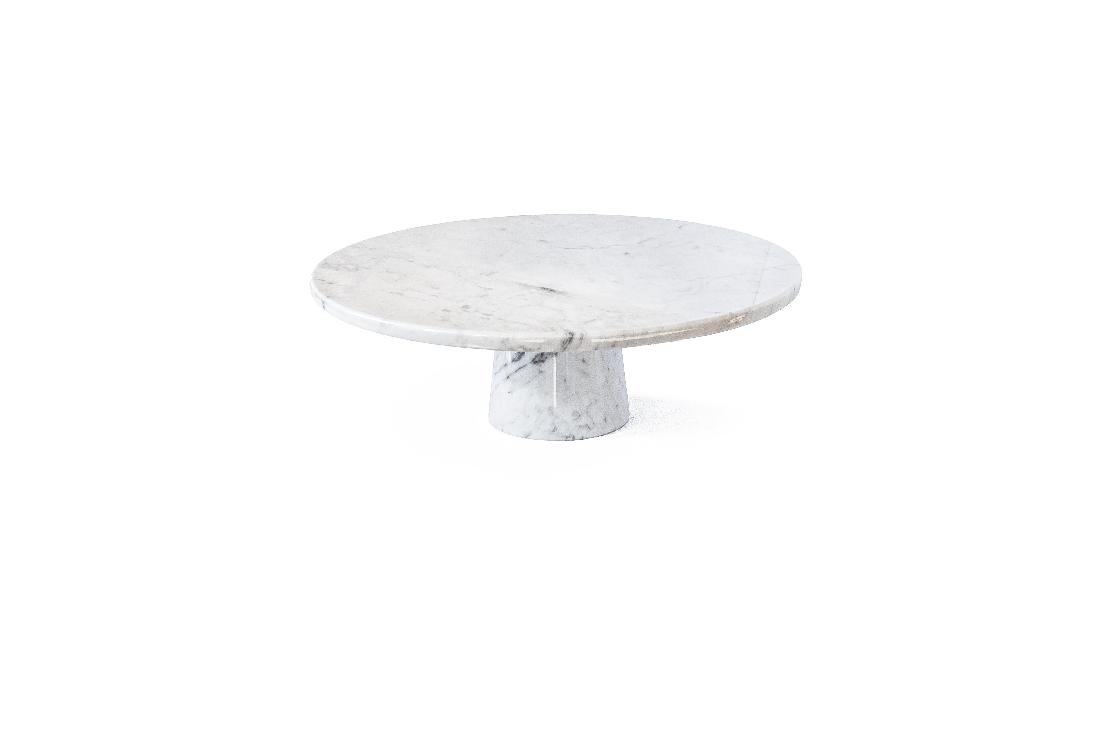 Stand cake with top dish and base in white Carrara marble. Each piece is in a way unique (every marble block is different in veins and shades) and handmade by Italian artisans specialized over generations in processing marble. Slight variations in