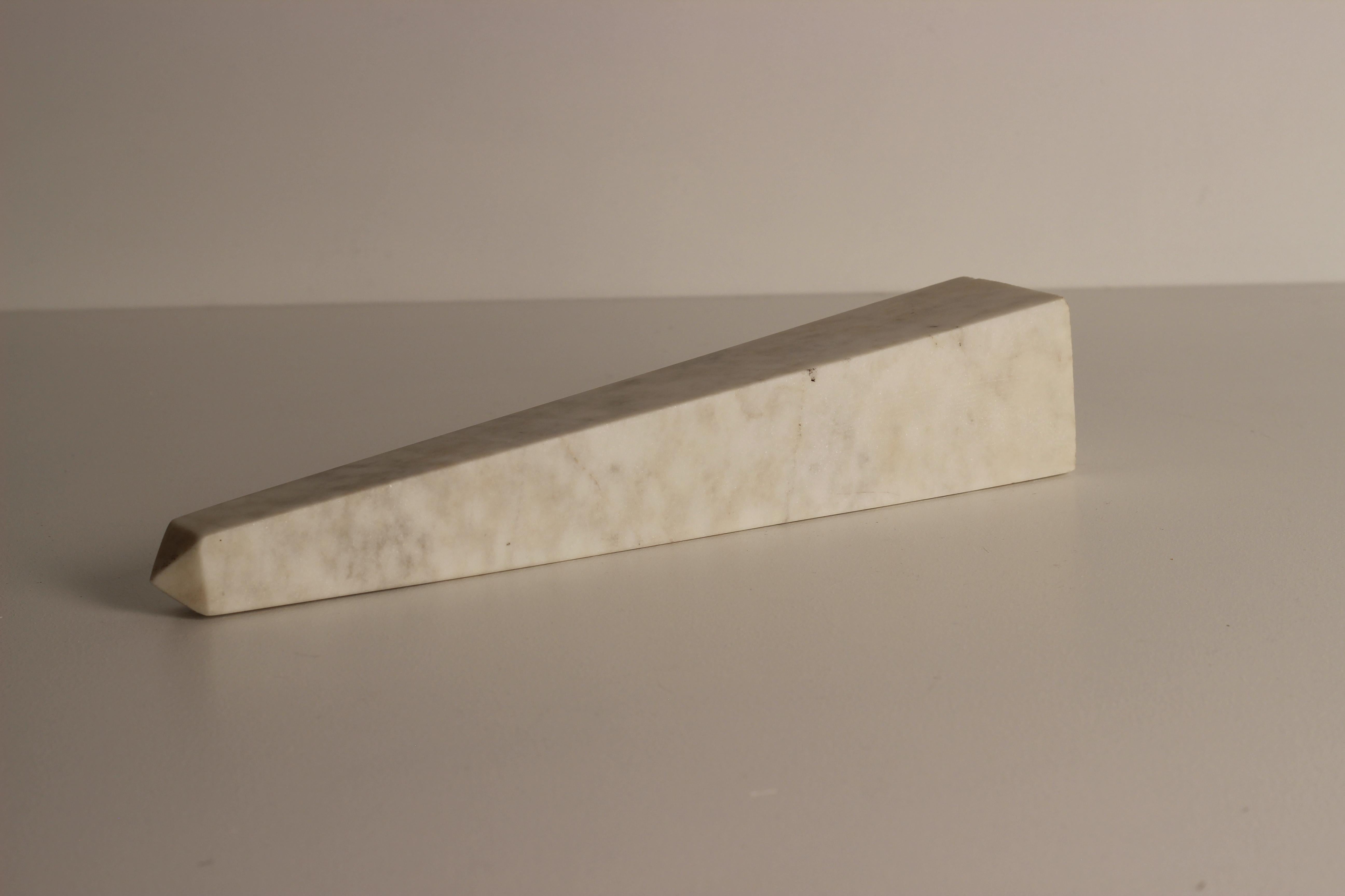 White Marble Stone Obelisk Made in Italy and in the Style of the Grand Tour  In Good Condition For Sale In London, GB