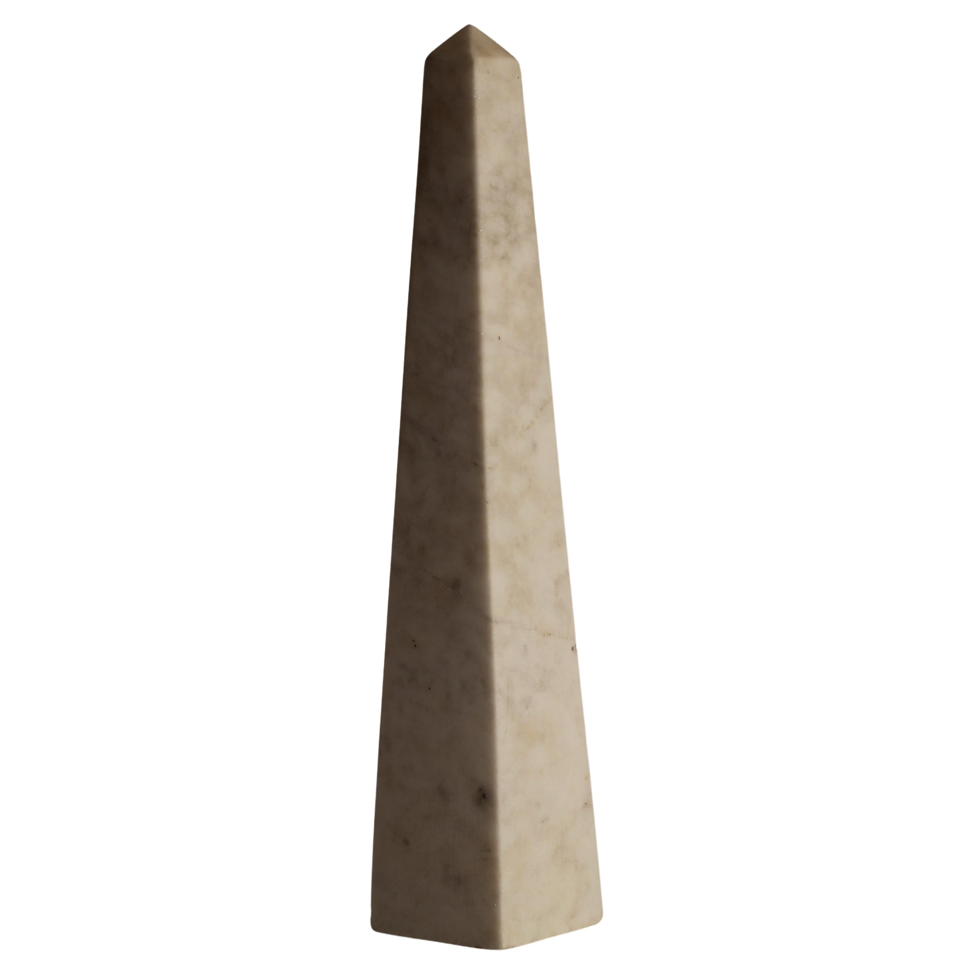 Weißer Obelisken aus weißem Marmor, hergestellt in Italien und im Stil der Grand Tour 