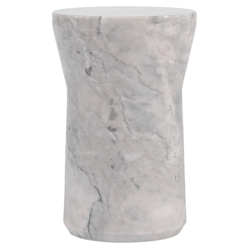Table d'appoint en pierre de marbre blanc, Gilles Caffier en vente