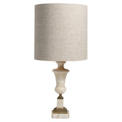 Lampada da tavolo in marmo bianco, dettagli in ottone, design italiano, anni ’70