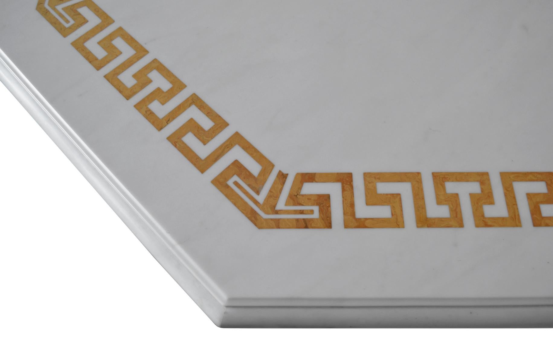 Fait main Tavolo Marmo Bianco Ottagonale Intarsio Greca Giallo Oro Fatto a Mano da Cupioli en vente