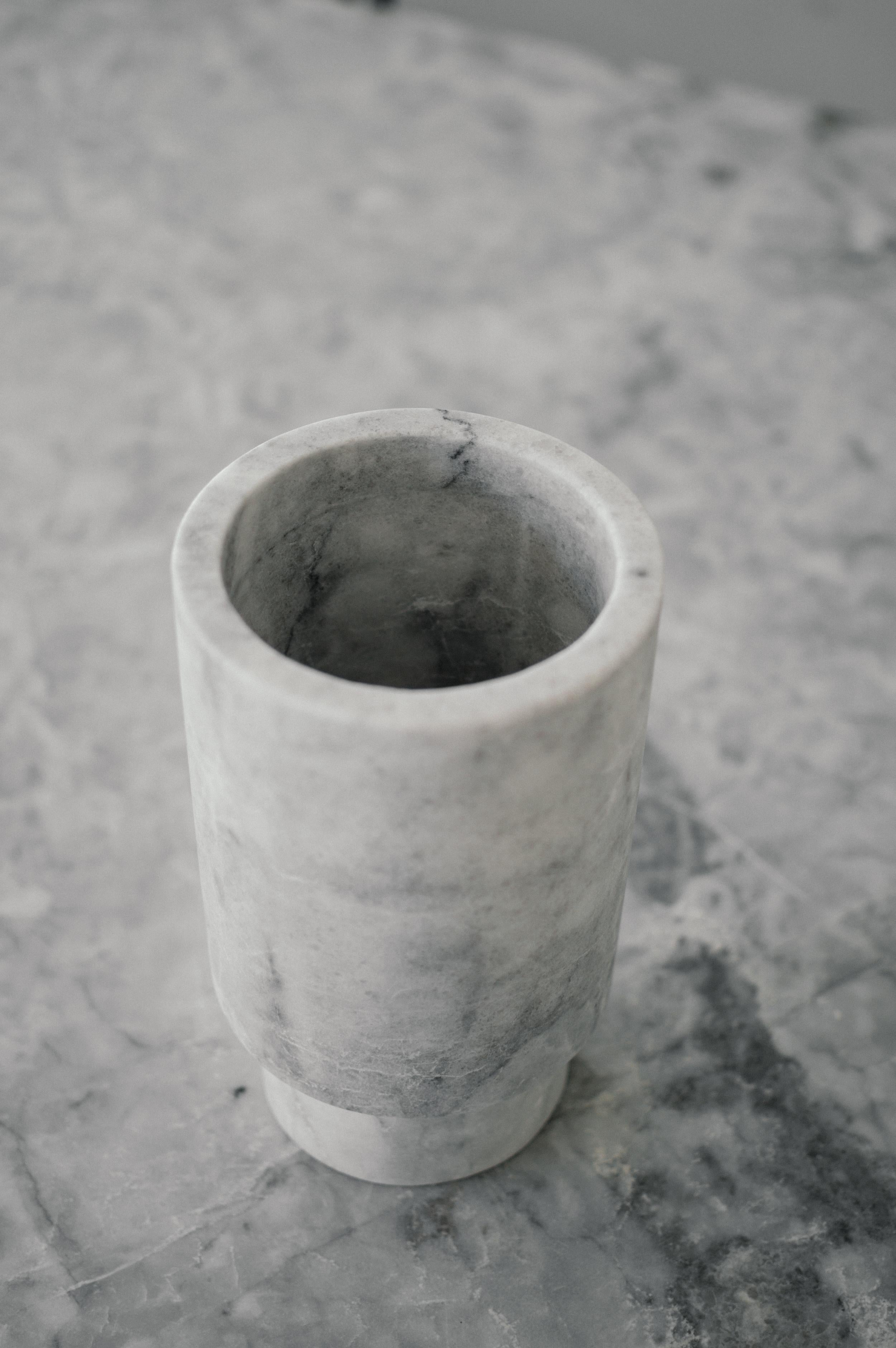 Weißer Marmor Großer Sockel Zylinder (Moderne) im Angebot