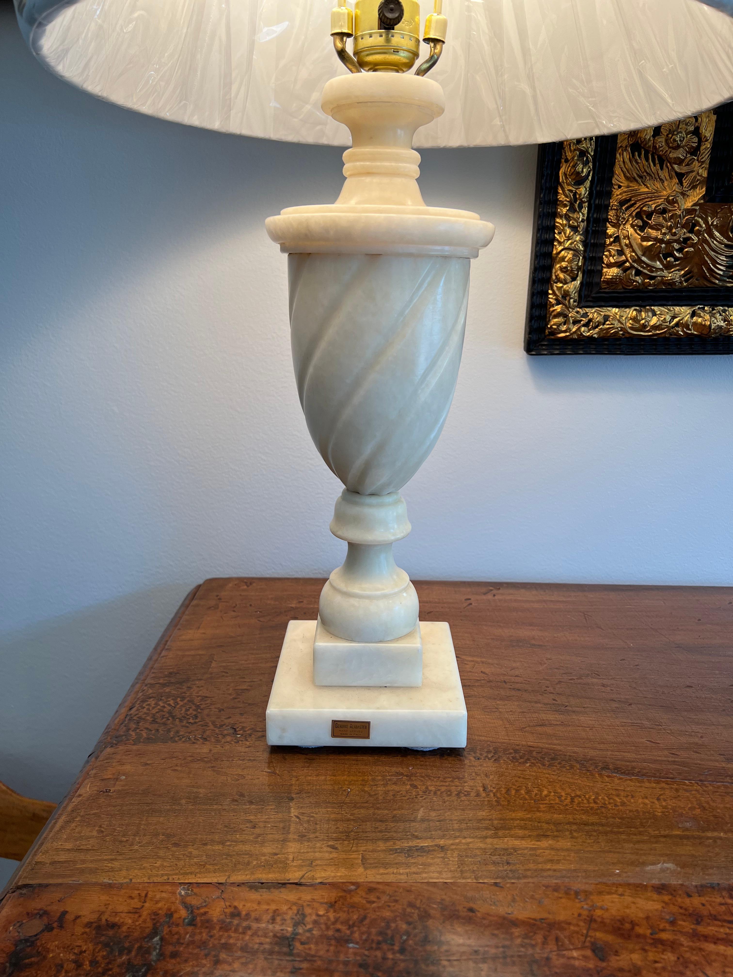 Lampe de forme urne en marbre blanc ,   Avec abat-jour plissé blanc 
Poli Fabriqué en Italie câblé en norme américaine moderne