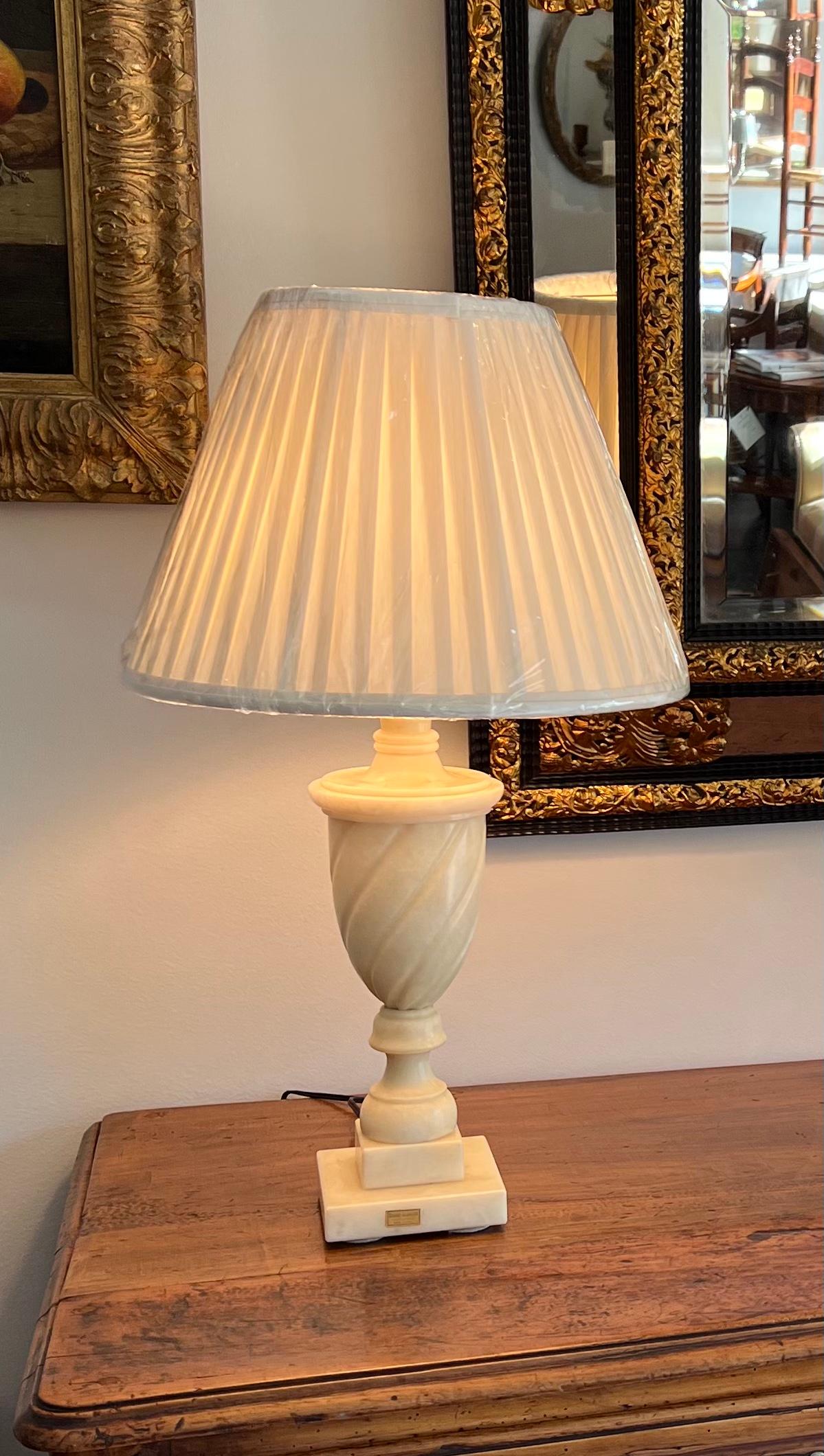 Lampe in Urnenform aus weißem Marmor    (Neoklassisches Revival) im Angebot