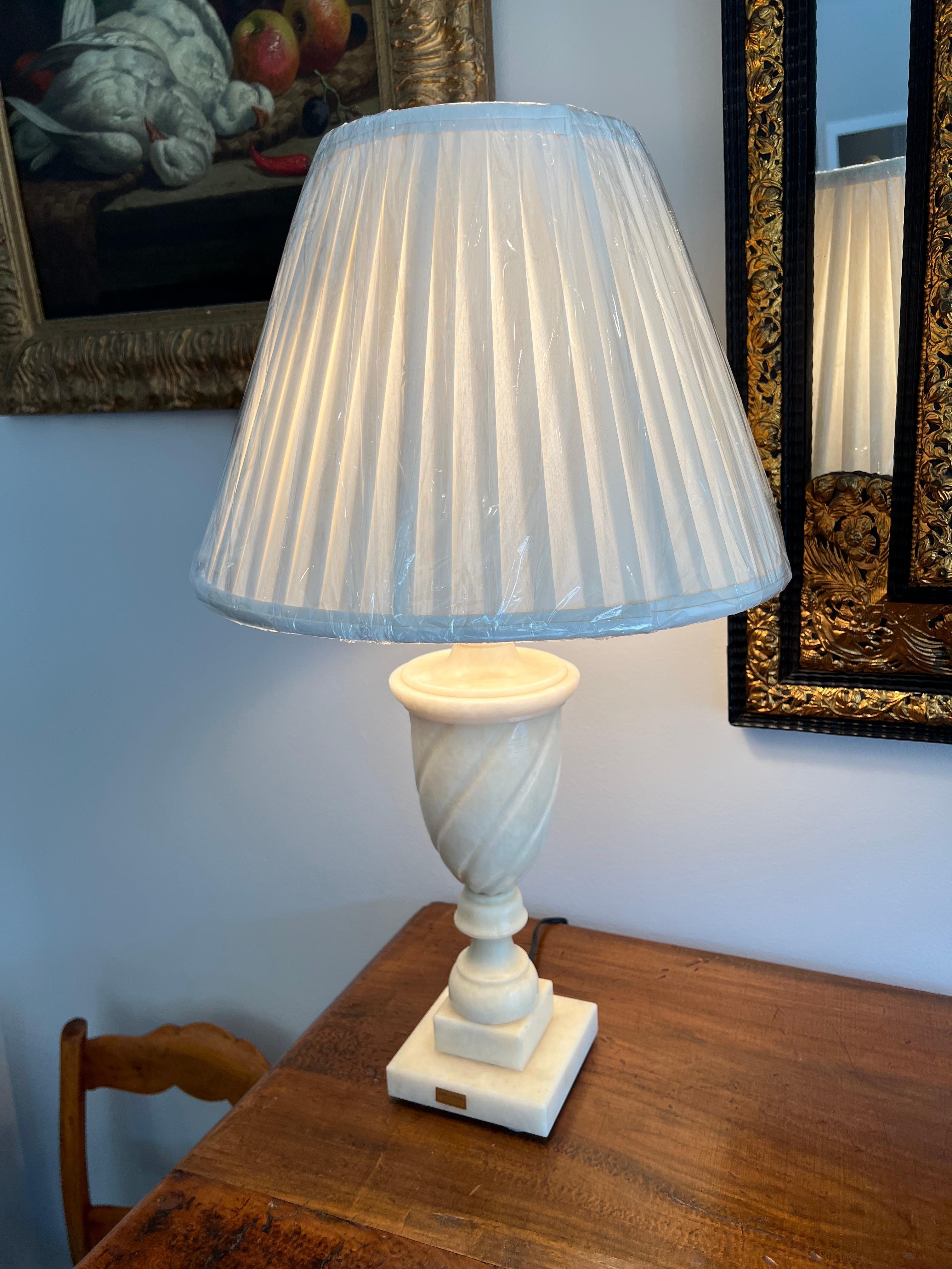 Lampe in Urnenform aus weißem Marmor    (Italienisch) im Angebot