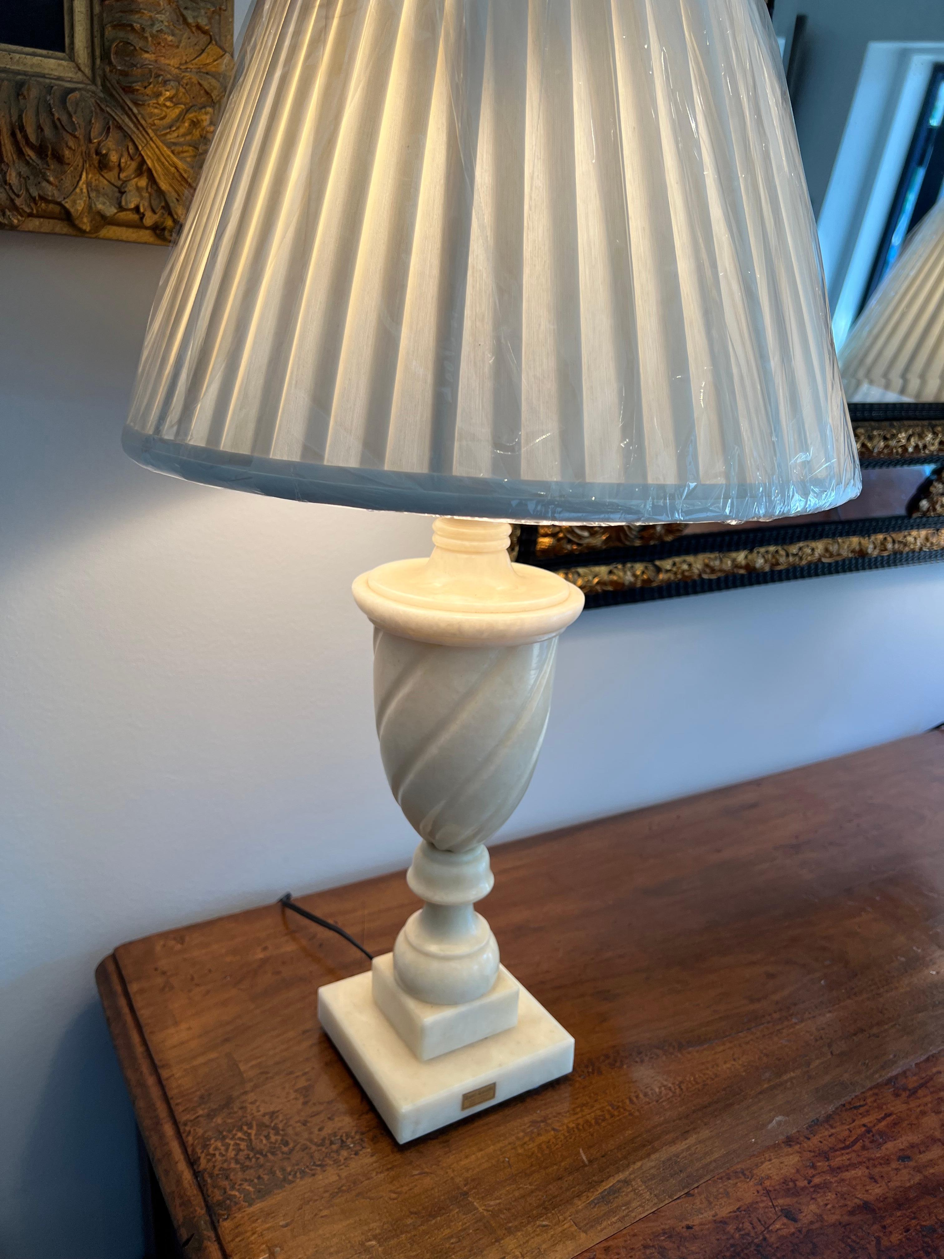 Lampe in Urnenform aus weißem Marmor    (Poliert) im Angebot