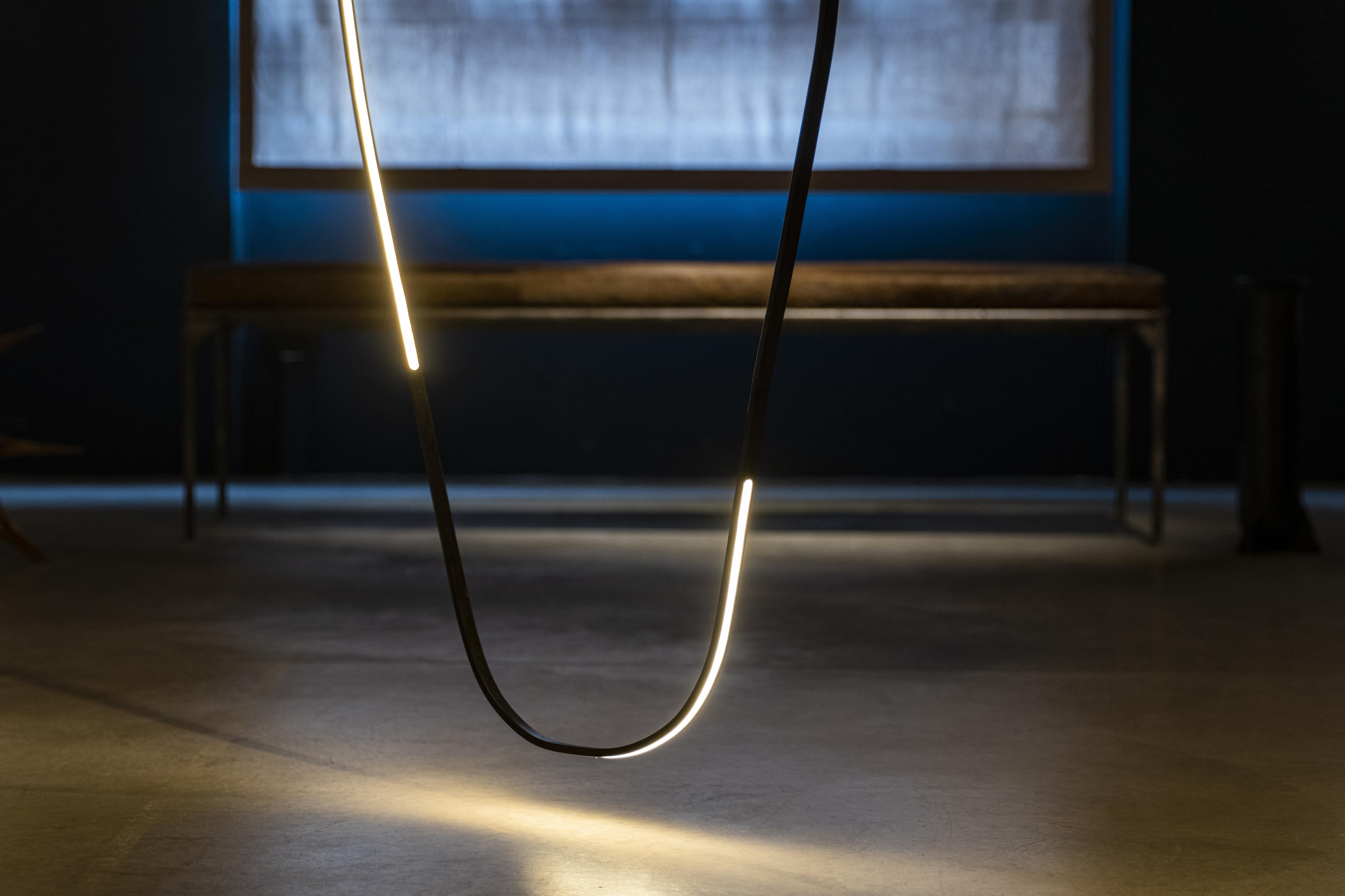 Lampada a sospensione contemporanea in ottone bianco opaco a polvere, unica nel suo genere, di Morghen Studio in vendita 5