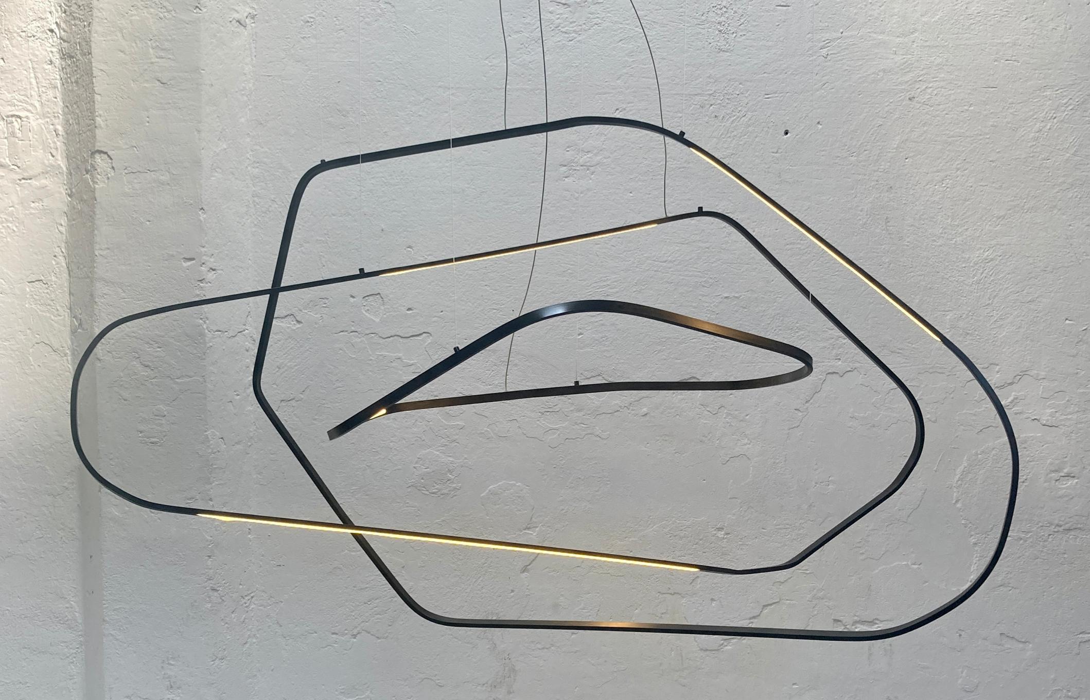 Lampada a sospensione contemporanea in ottone bianco opaco a polvere, unica nel suo genere, di Morghen Studio in vendita 6