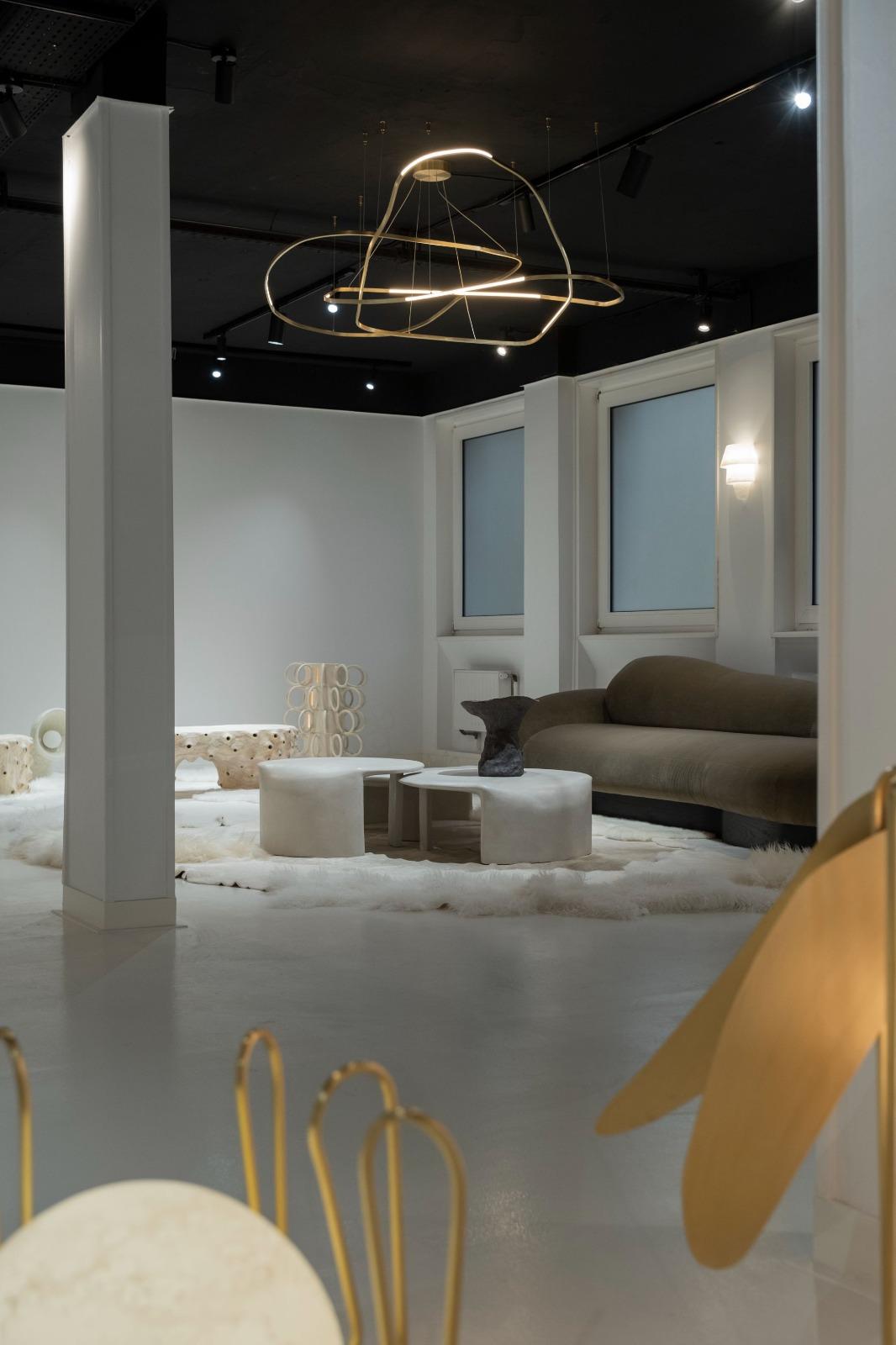 Weiße, matte Ophelia-Leuchte aus Messing mit Skulptur, signiert von Morghen Studio im Angebot 12