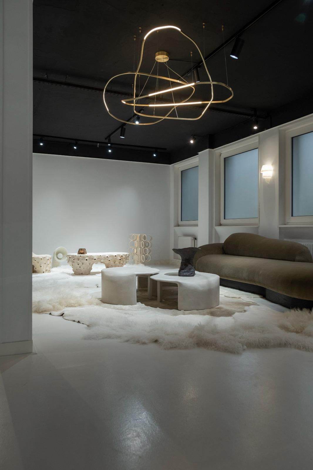 Weiße, matte Ophelia-Leuchte aus Messing mit Skulptur, signiert von Morghen Studio im Angebot 13