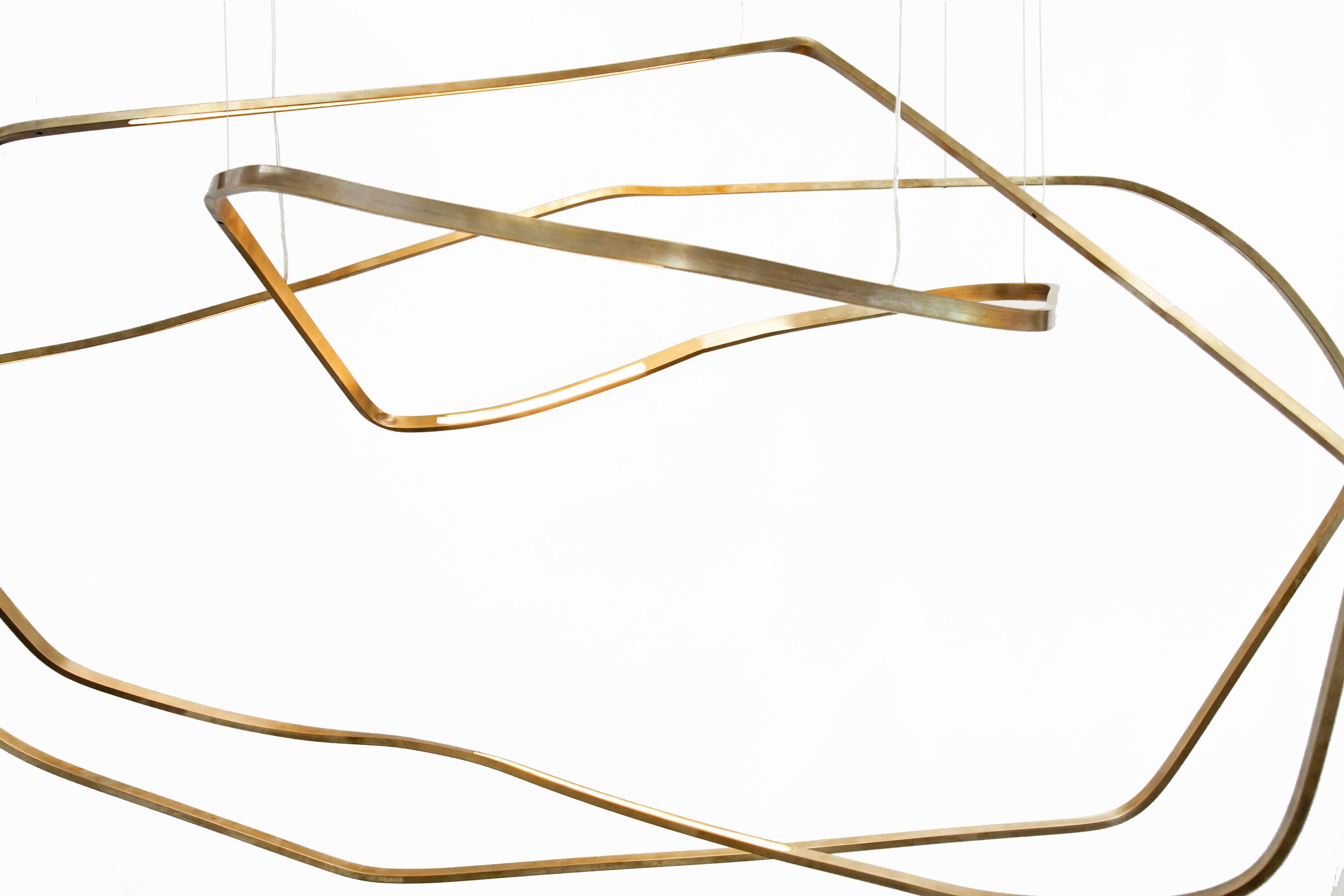 Italiano Lampada a sospensione contemporanea in ottone bianco opaco a polvere, unica nel suo genere, di Morghen Studio in vendita