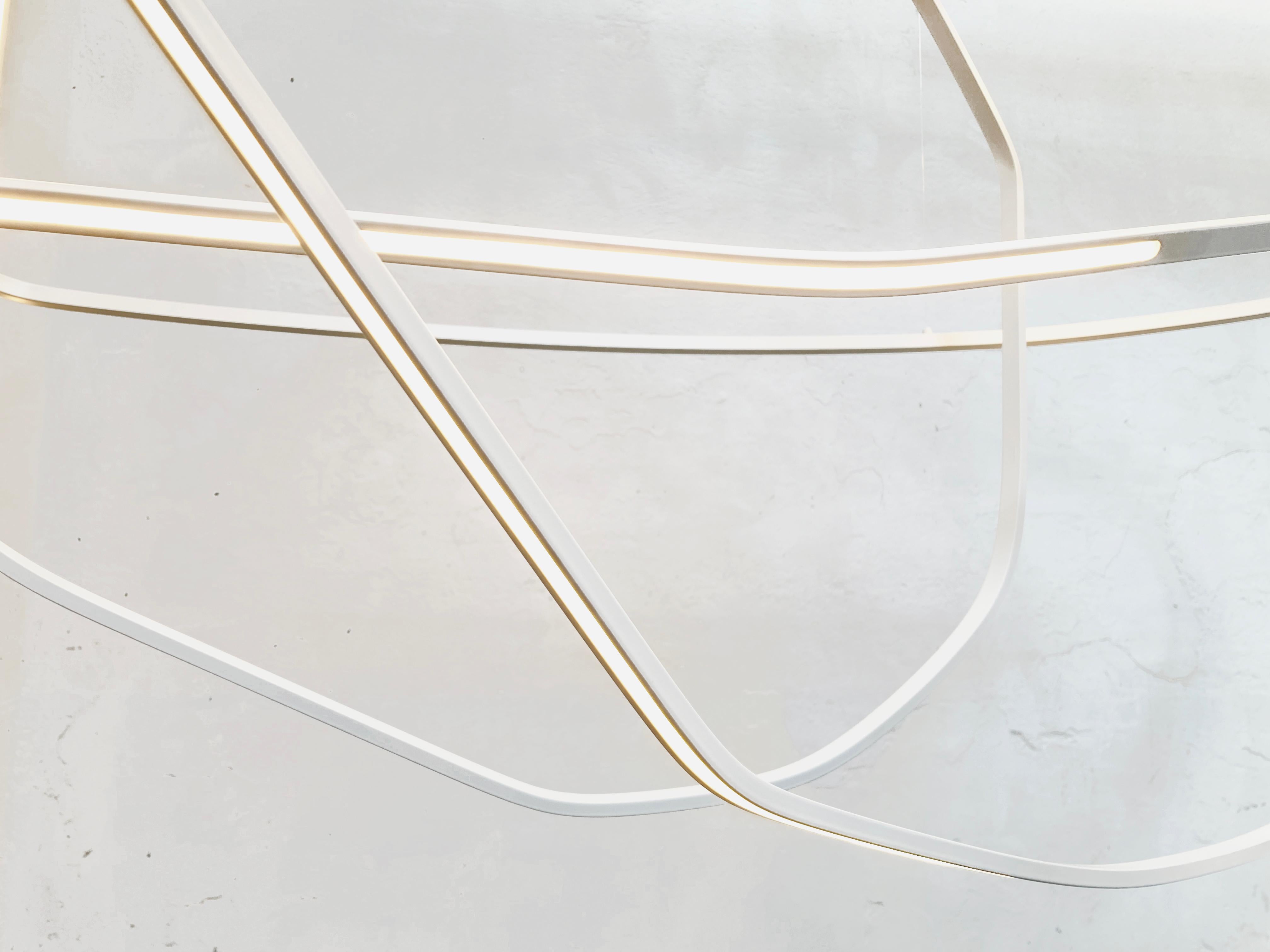 Postmoderno Lampada a sospensione contemporanea in ottone bianco opaco a polvere, unica nel suo genere, di Morghen Studio in vendita