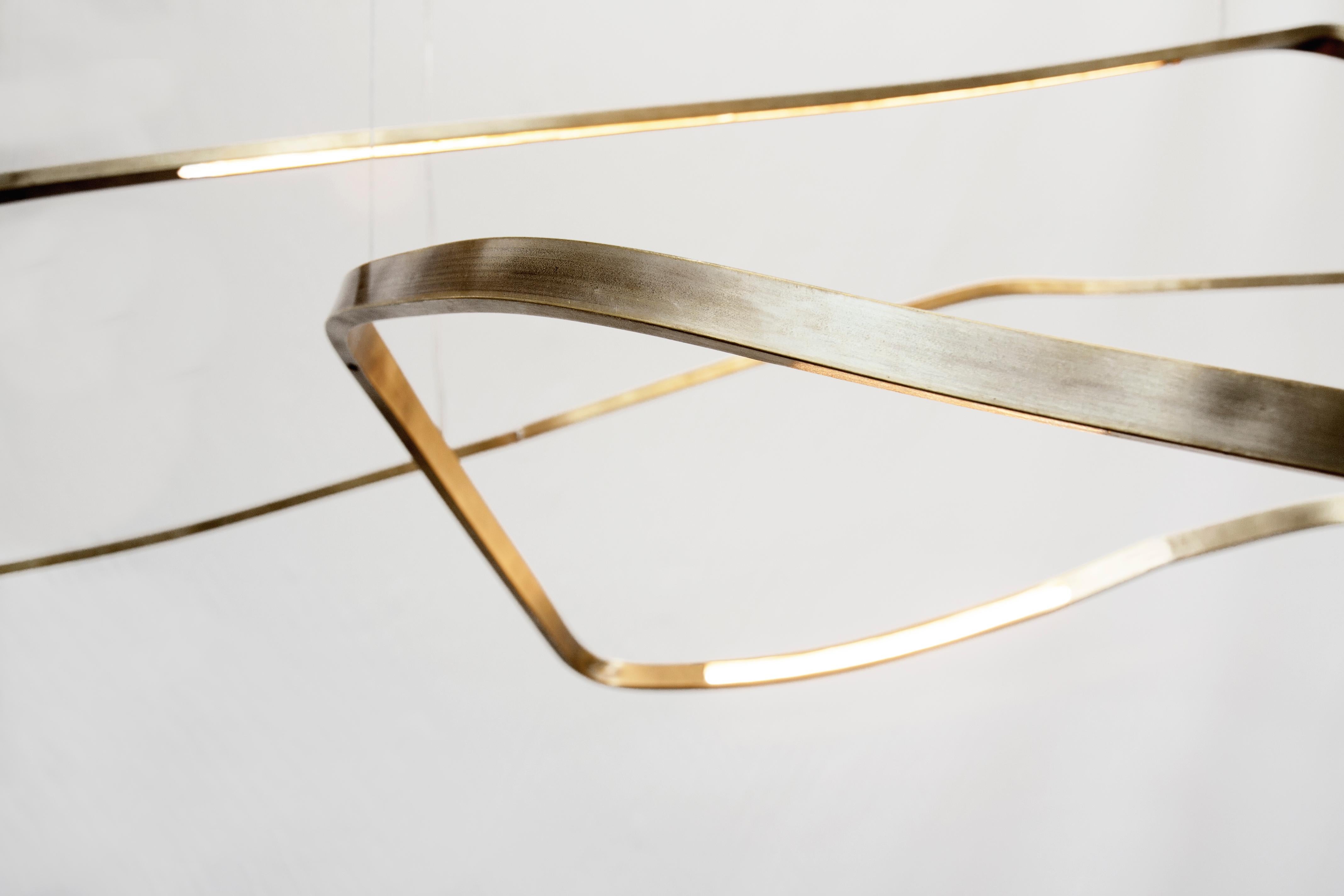 Ottone Lampada a sospensione contemporanea in ottone bianco opaco a polvere, unica nel suo genere, di Morghen Studio in vendita