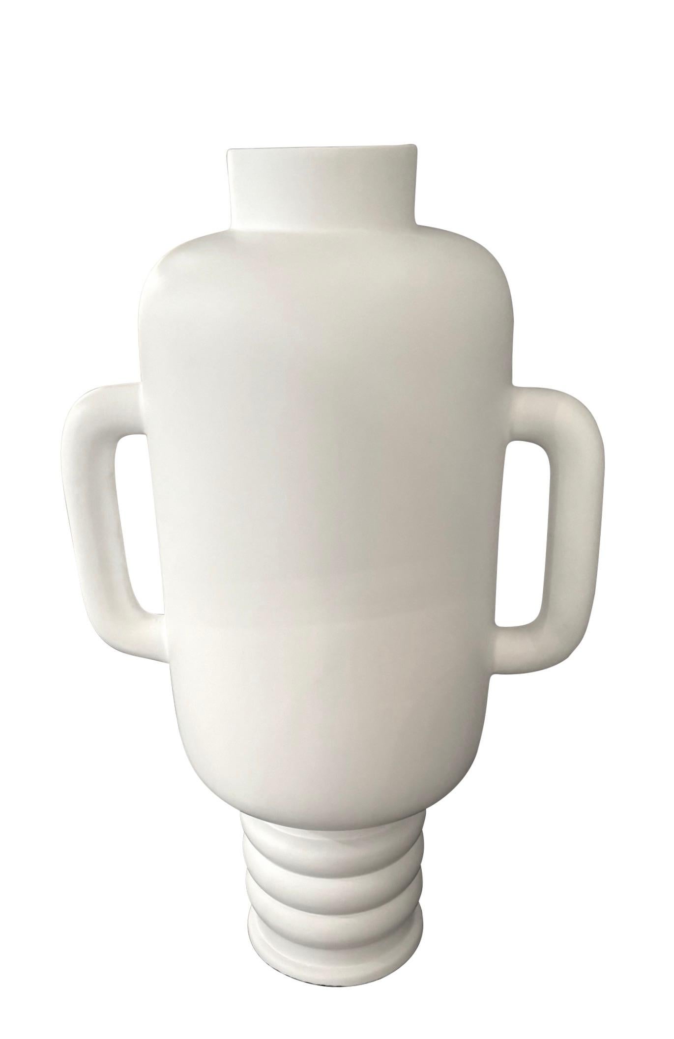 Vaso alto francese contemporaneo bianco opaco con due manici.
Dettagli a coste orizzontali alla base.
Da una collezione di dimensioni e forme diverse.