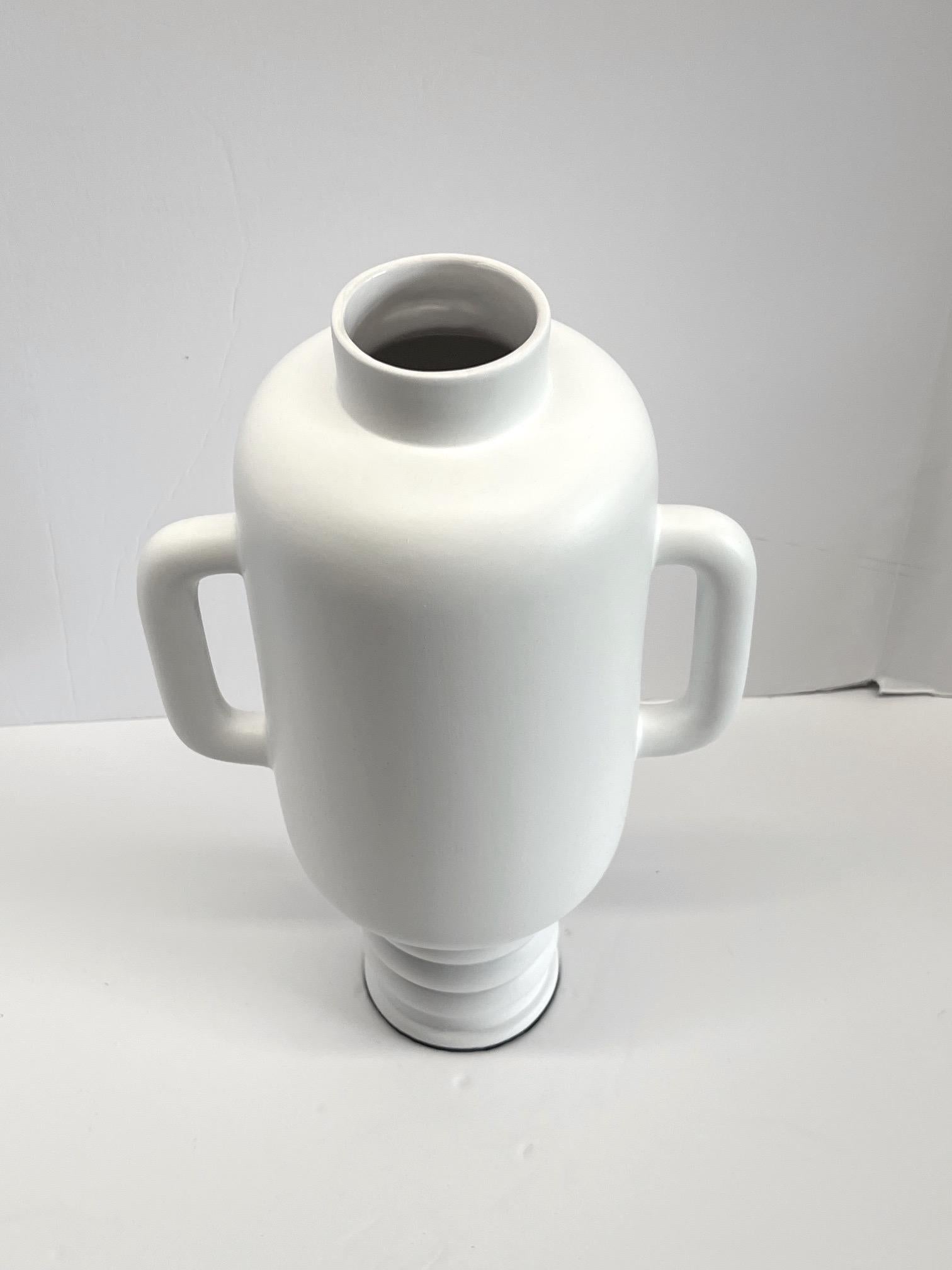 Francese Vaso alto a due manici con base a coste con smalto bianco opaco, Francia, contemporaneo in vendita
