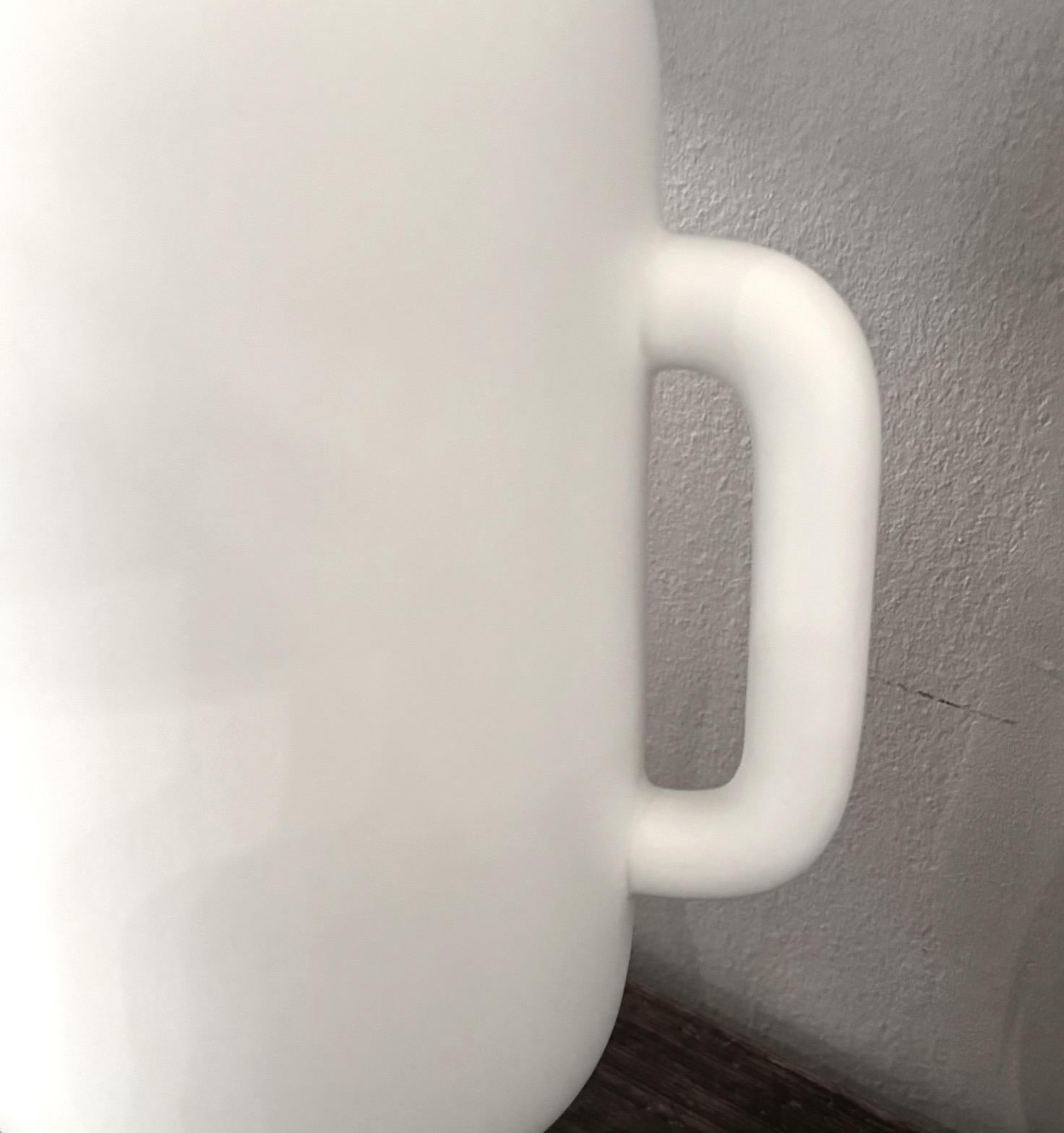 Vaso alto a due manici con base a coste con smalto bianco opaco, Francia, contemporaneo In condizioni Nuovo in vendita a New York, NY