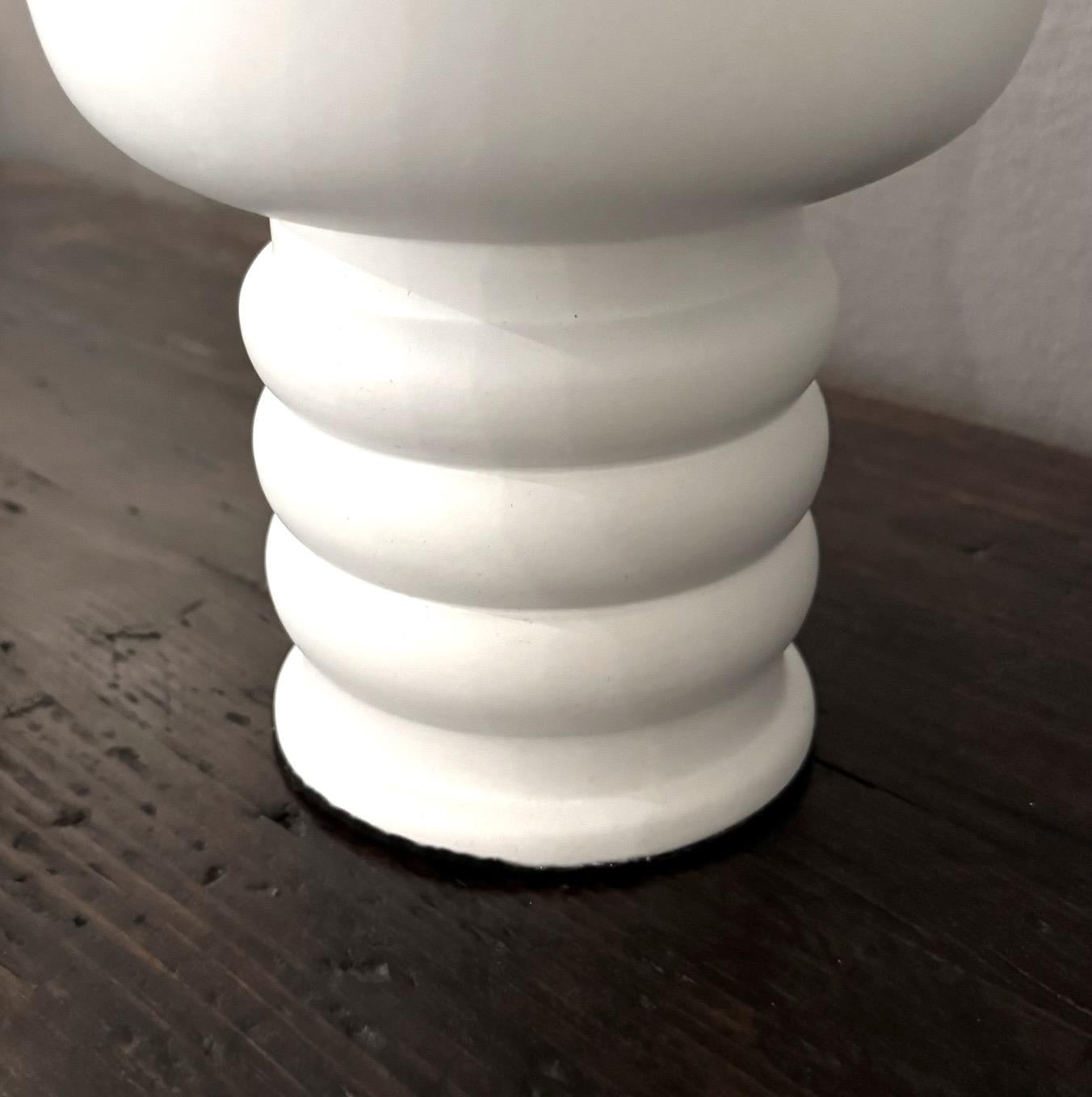 XXI secolo e contemporaneo Vaso alto a due manici con base a coste con smalto bianco opaco, Francia, contemporaneo in vendita
