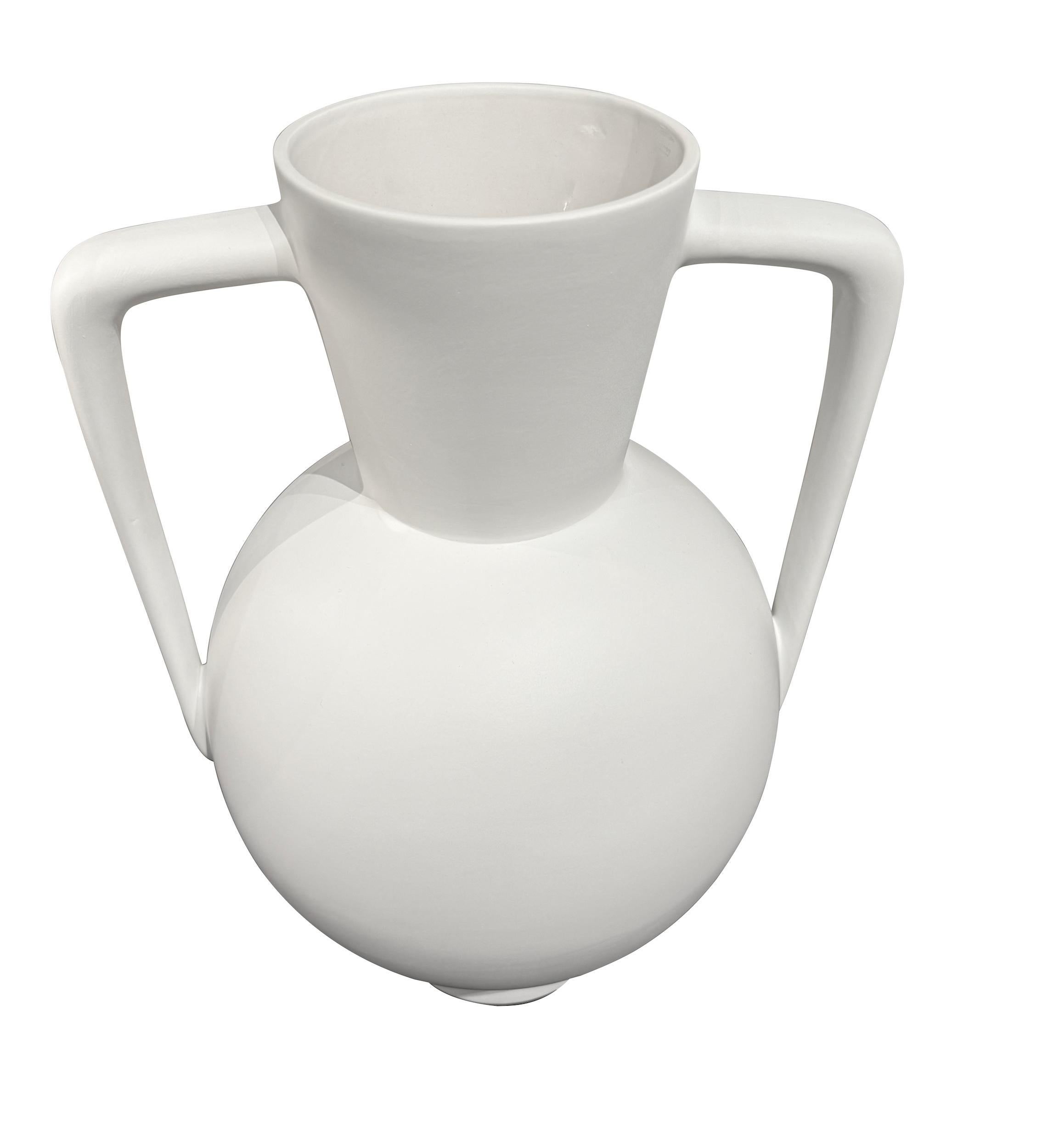 Vaso francese contemporaneo a forma di trofeo di colore bianco opaco.
Due maniglie e base arrotondata.
Da una collezione di forme e dimensioni diverse.1500