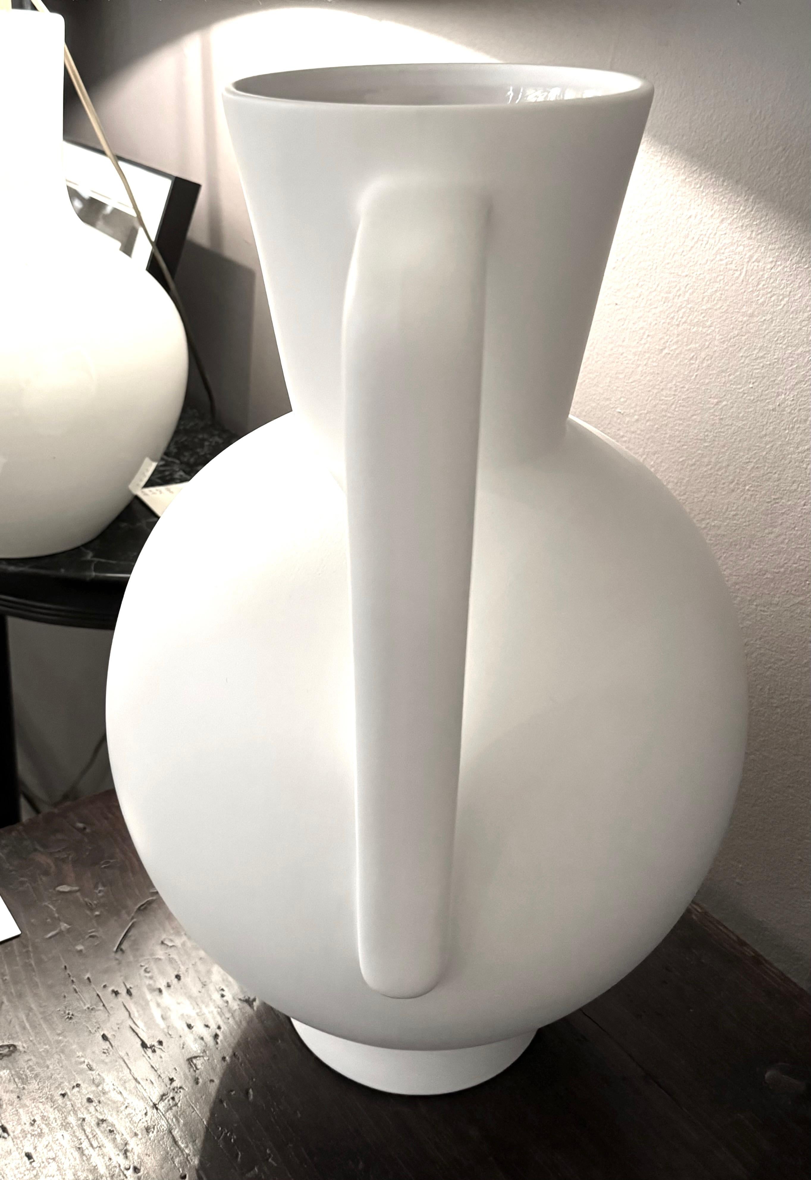 Francese Vaso a forma di trofeo con smalto opaco bianco, Francia, contemporaneo in vendita