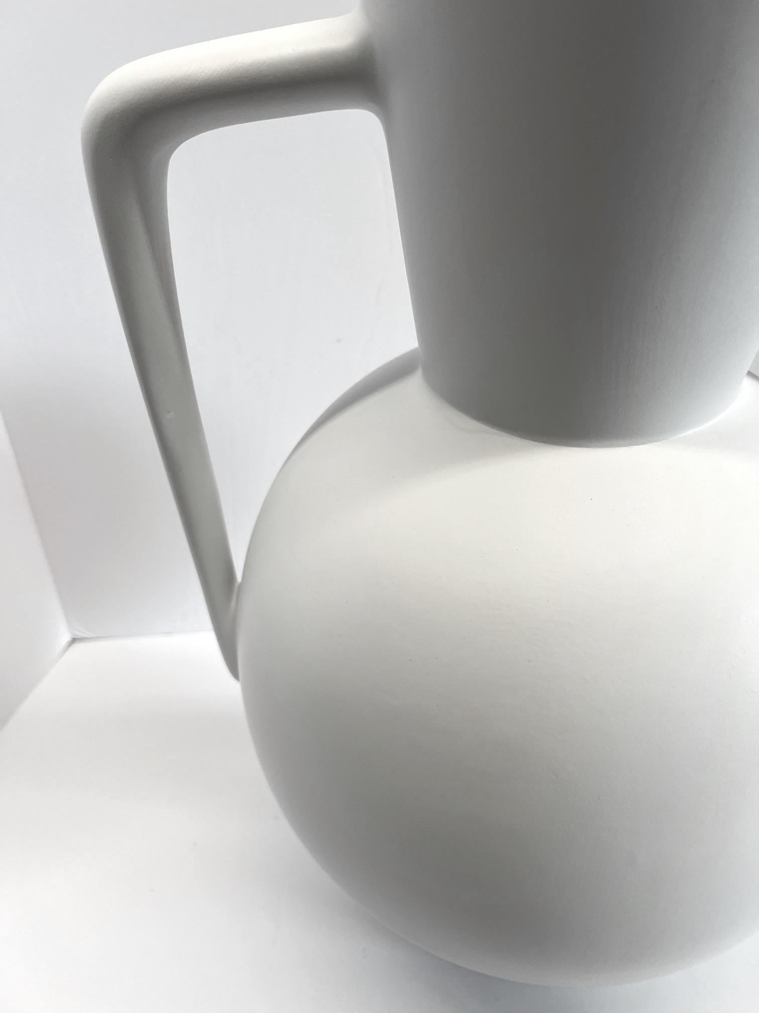 Vaso a forma di trofeo con smalto opaco bianco, Francia, contemporaneo In condizioni Nuovo in vendita a New York, NY