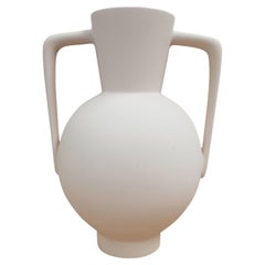 Vaso a forma di trofeo con smalto opaco bianco, Francia, contemporaneo