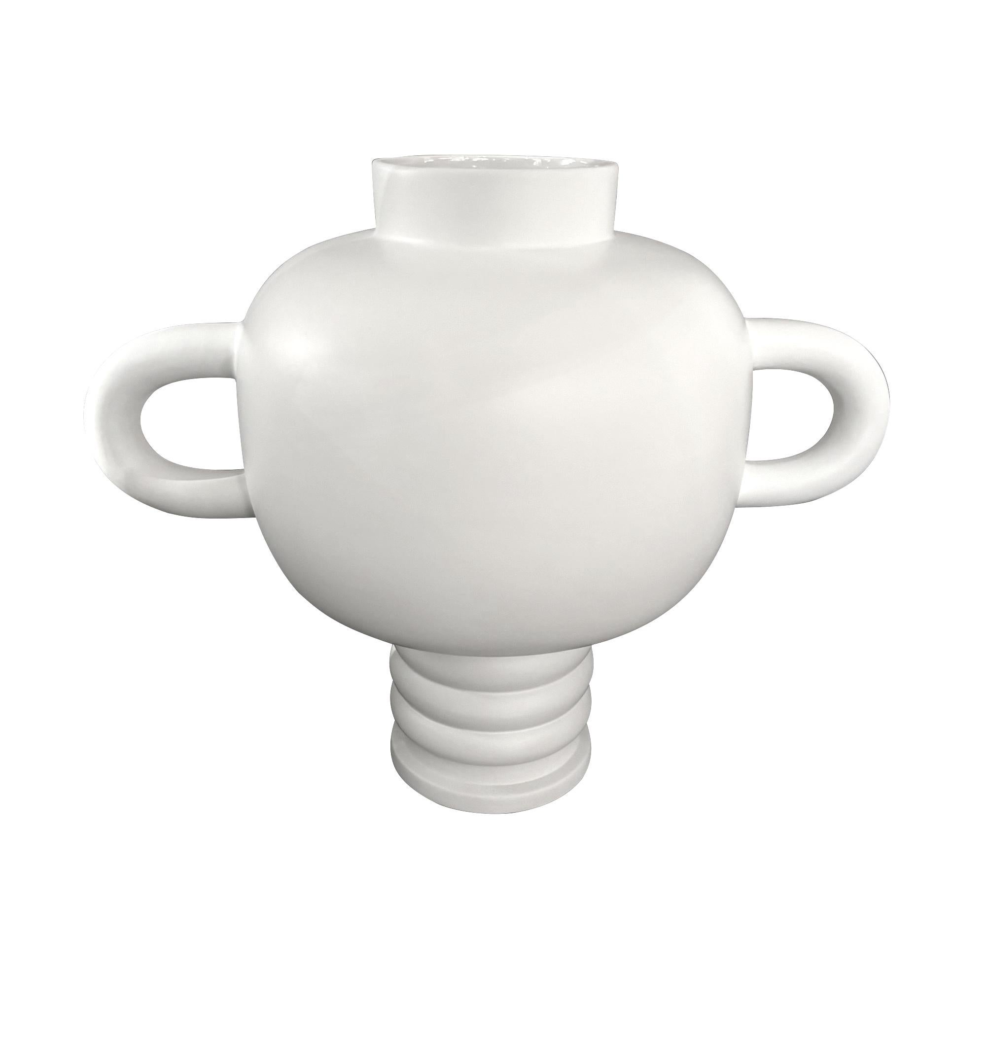 Vaso francese contemporaneo bianco opaco con due manici.
Dettagli a coste orizzontali alla base.
Da una collezione di dimensioni e forme diverse.