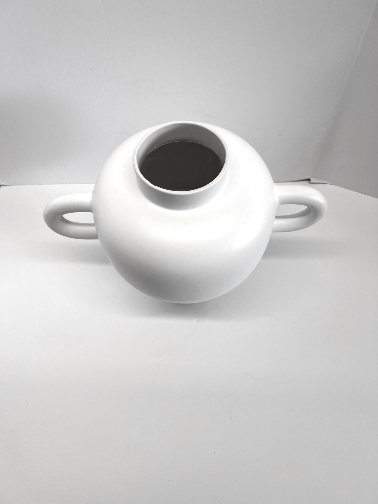 Francese Vaso a due manici con smalto opaco bianco, Francia, Contemporaneo in vendita