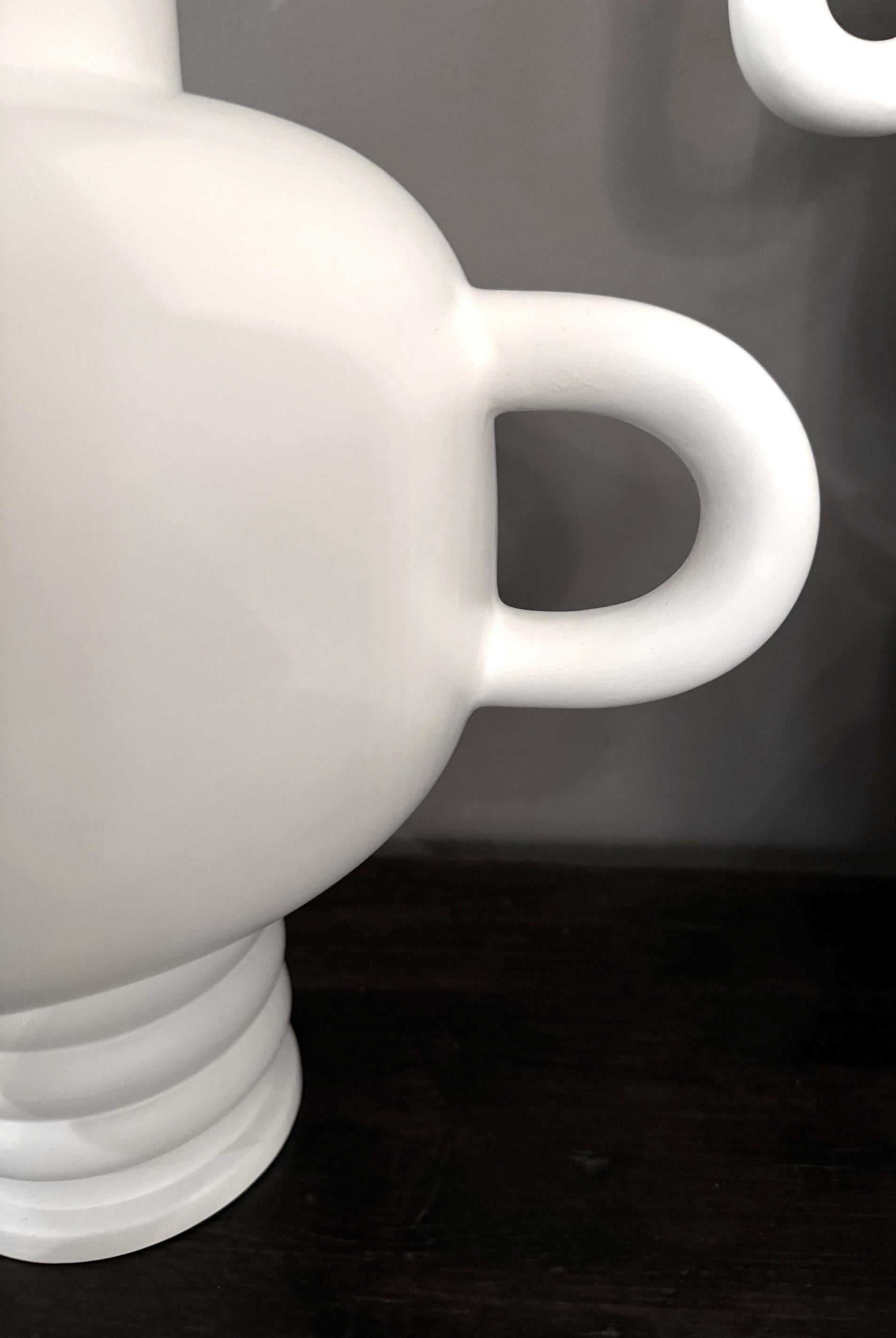 Vaso a due manici con smalto opaco bianco, Francia, Contemporaneo In condizioni Nuovo in vendita a New York, NY