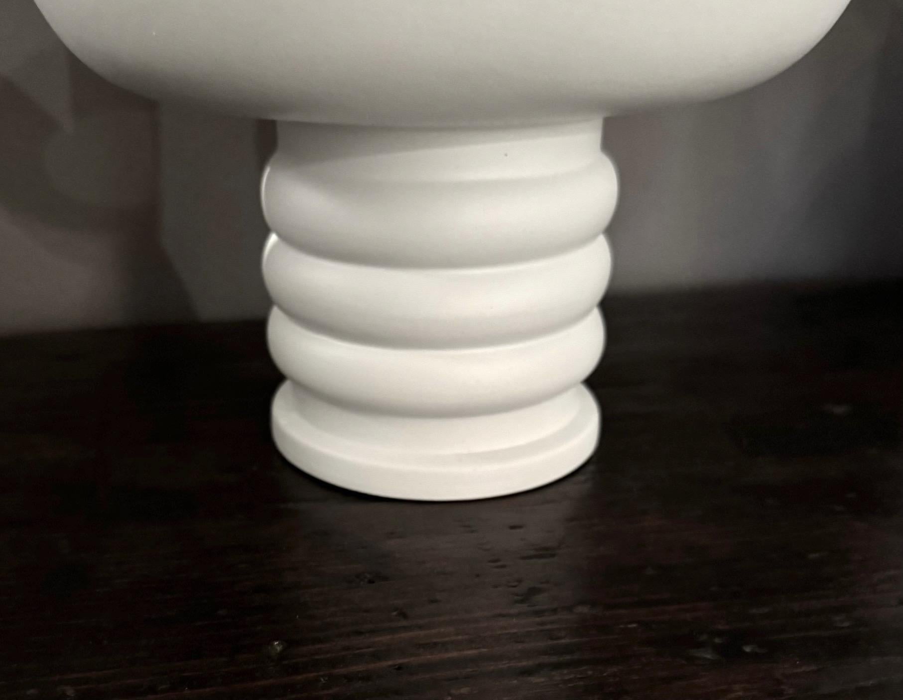 XXI secolo e contemporaneo Vaso a due manici con smalto opaco bianco, Francia, Contemporaneo in vendita