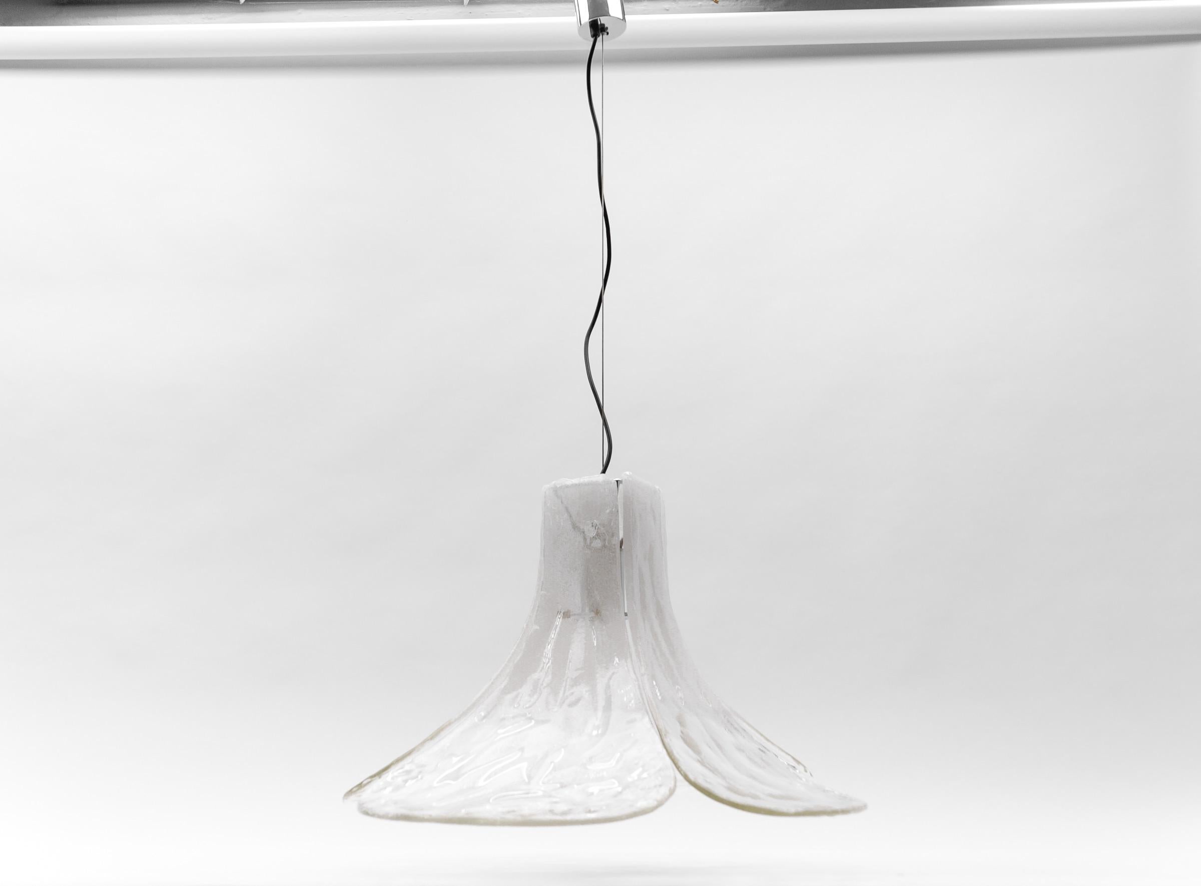 Dieses Set von Pendelleuchten wurde in den 1960er Jahren von Carlo Nason für Kalmar entworfen. Sie ist mit Murano-Glasblättern von Mazzega versehen. 

Höhenverstellbar von 65-115cm.

Die Lampe ist mit 1x E27 Edison-Schraube fit Glühbirne ausgeführt.