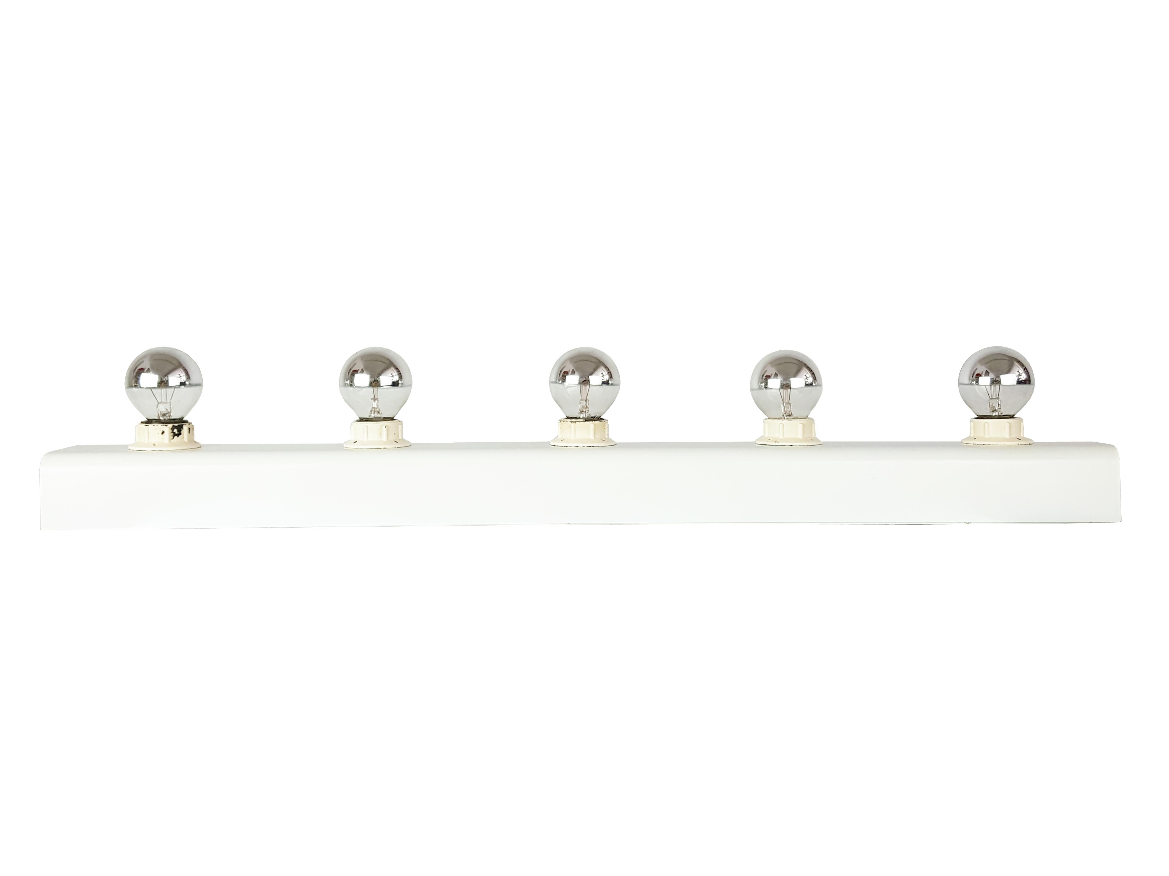 Peint Lampe murale à 5 éclairages en métal blanc Mod. 50 de Gino Sarfatti pour Arteluce, '68 en vente