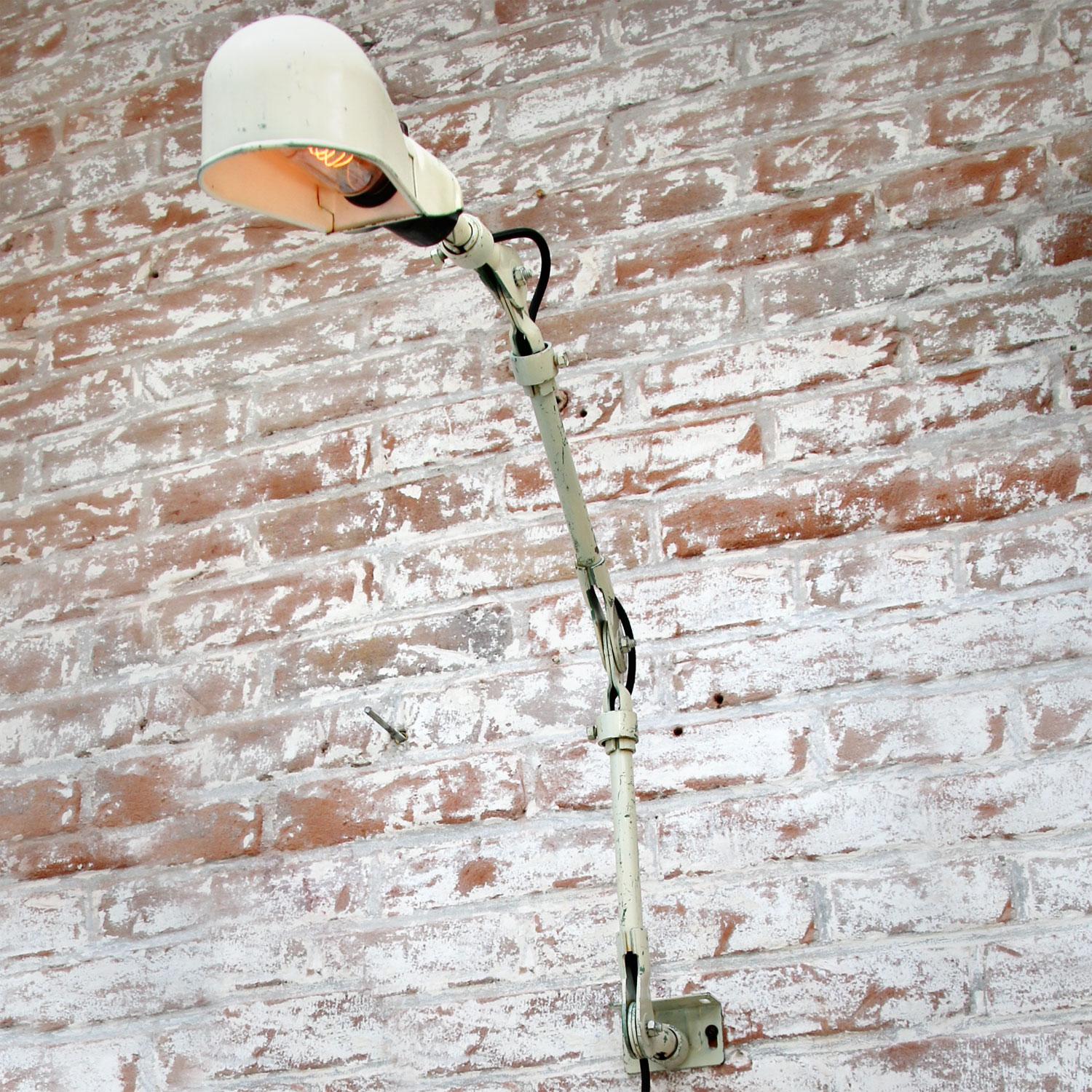White Metal American Vintage Industrial Cast Iron Wall Light 1