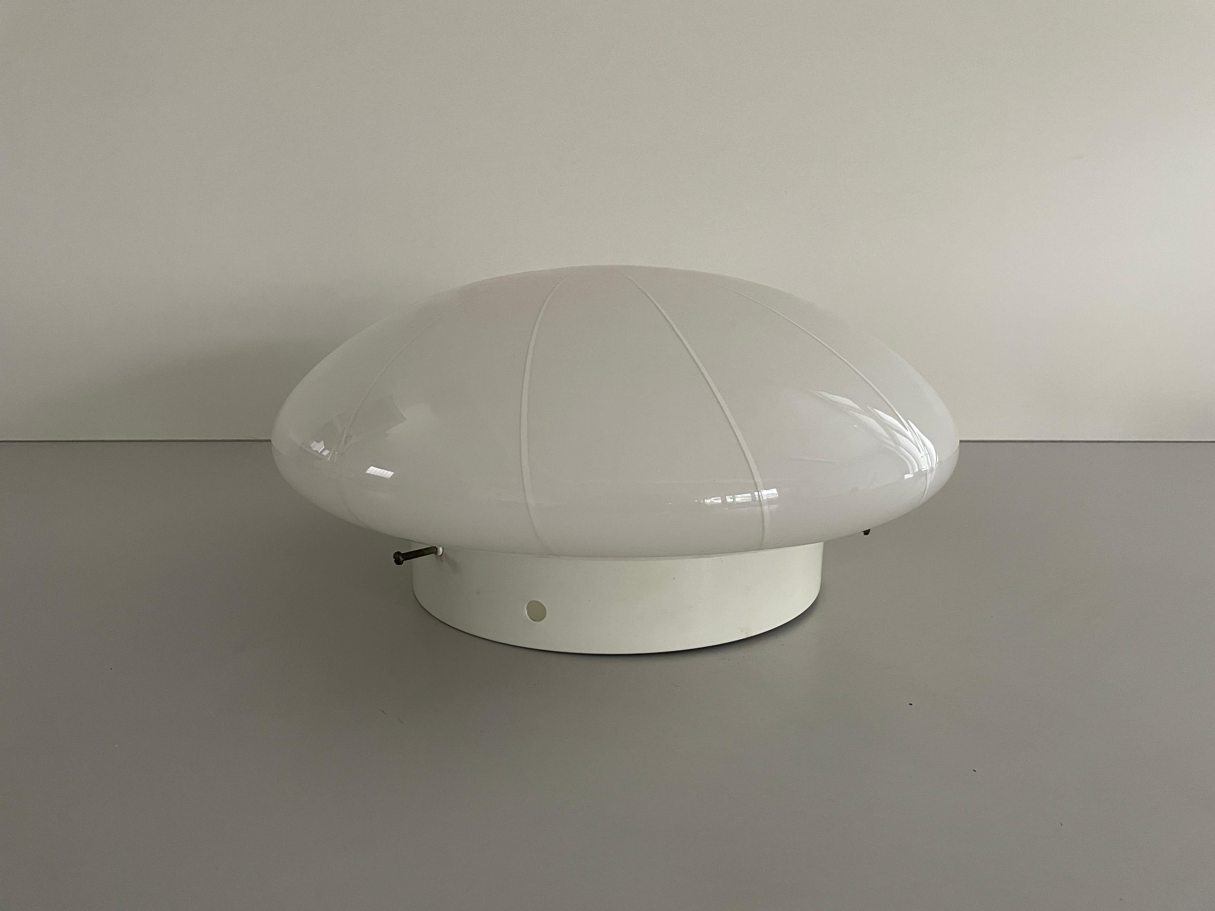 Weißes Metall und Glas Pilzhalterung von Visto, 1960er Jahre, Italien

Der Lampenschirm ist in sehr gutem Vintage-Zustand.

Diese Lampe funktioniert mit E27-Glühbirnen. 
Verkabelt und geeignet für 220V und 110V für alle